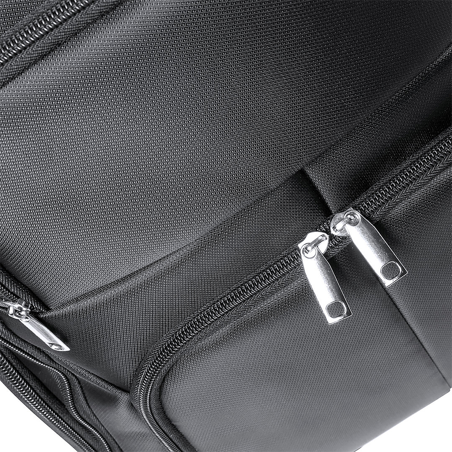 Primo piano di tessuto nero con due cerniere argentate su una borsa o una valigia.