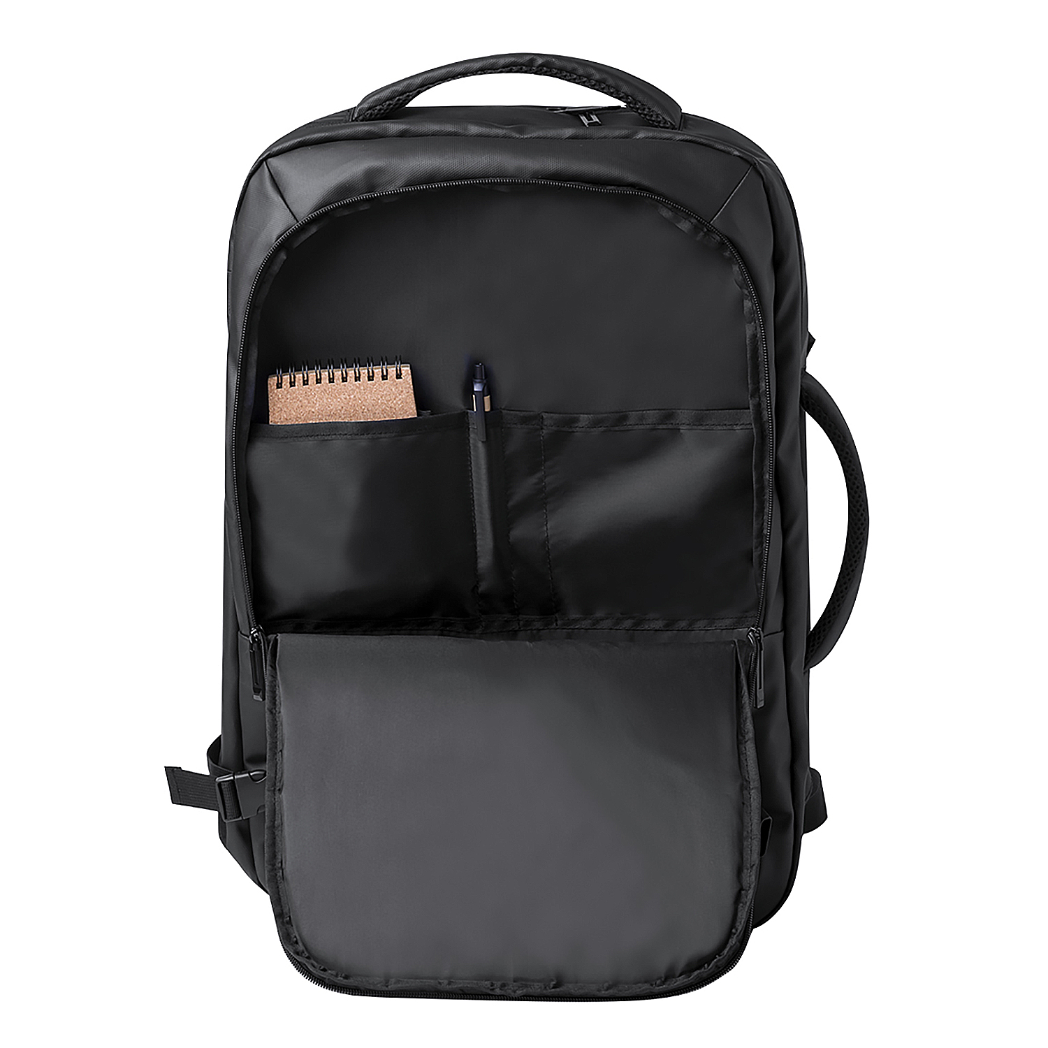 Zaino nero con tasche frontali aperte, un taccuino e una penna sono visibili. Sfondo bianco.