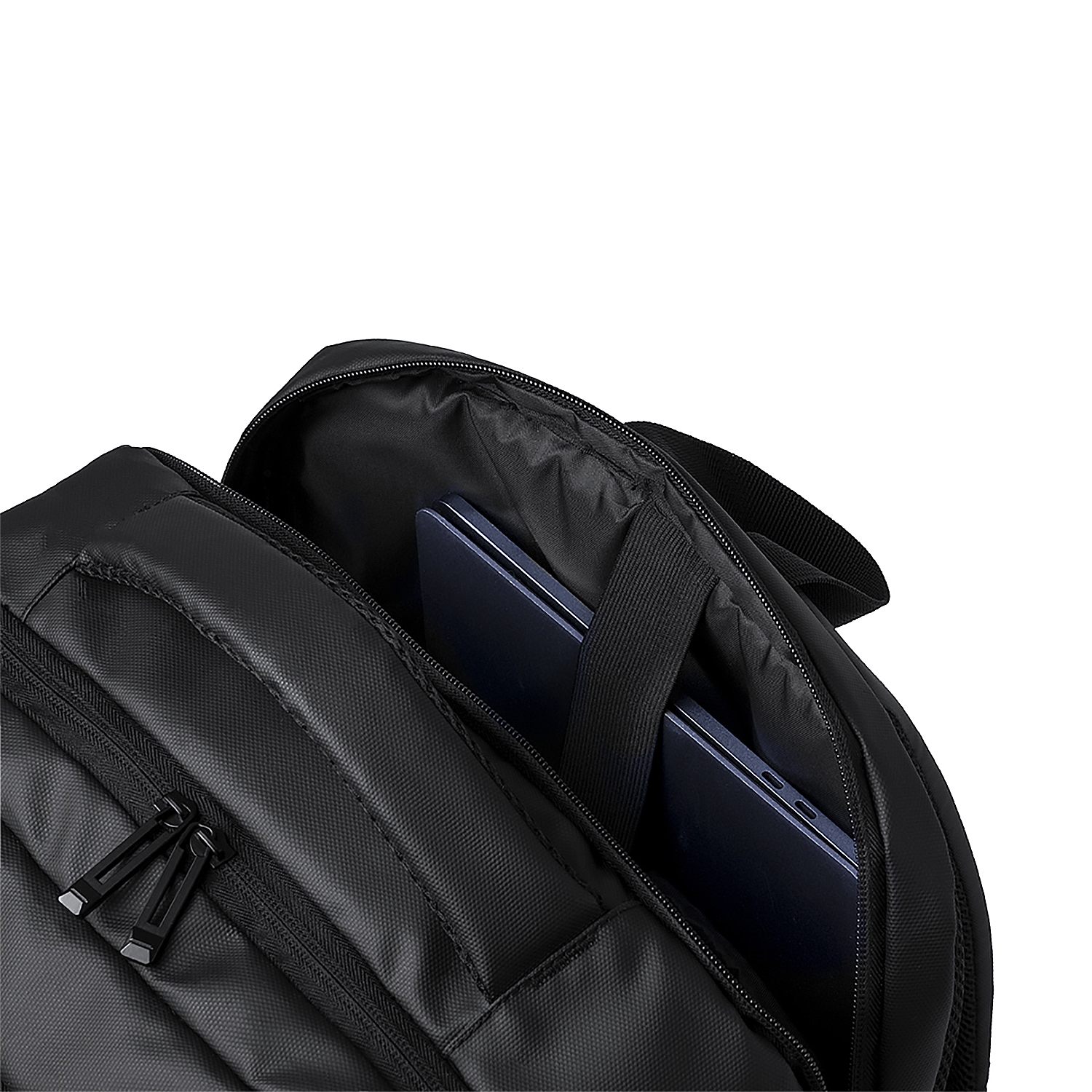 All'interno di uno zaino nero, un laptop è posto in una custodia in uno scomparto con due cerniere.