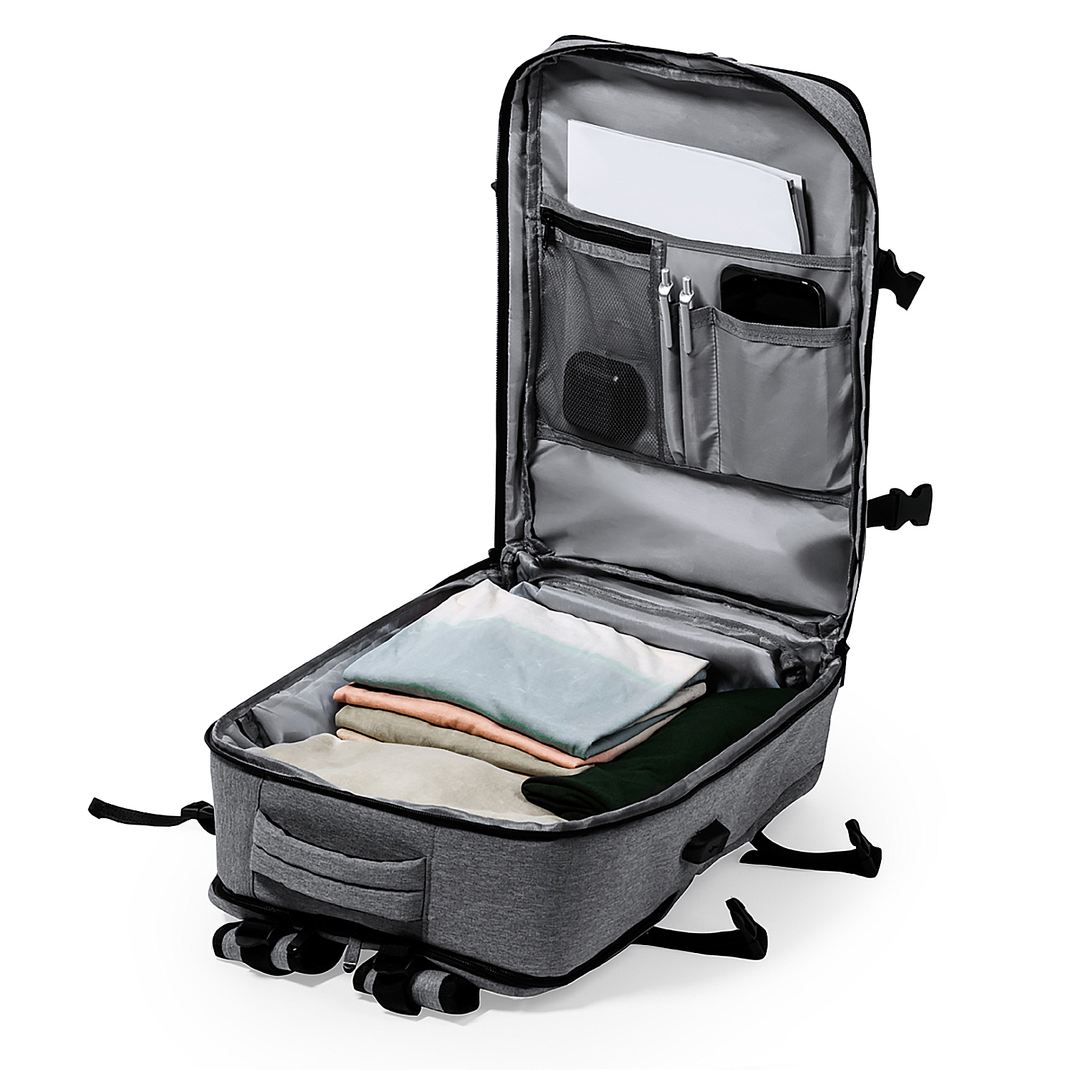 Zaino grigio aperto, pieno di vestiti, accessori e un laptop, su sfondo bianco.