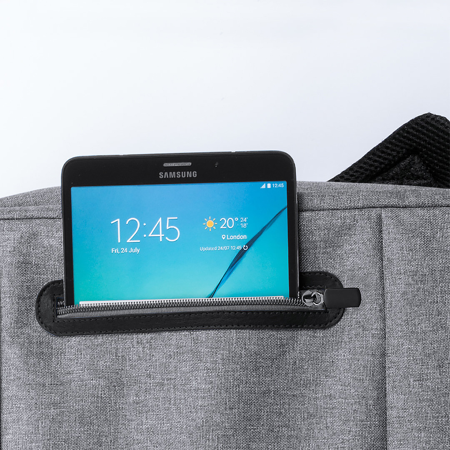 Un tablet in una tasca. Lo schermo mostra l'ora e il meteo su uno sfondo grigio.