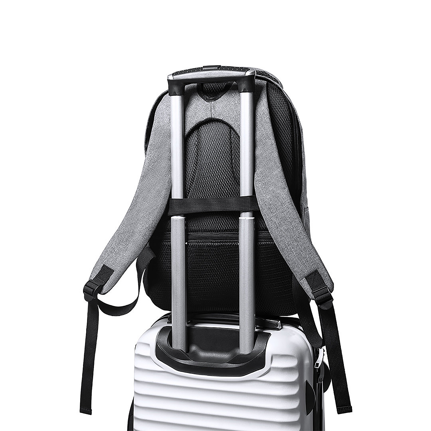 Vista posteriore di uno zaino grigio sopra una valigia bianca con maniglia.