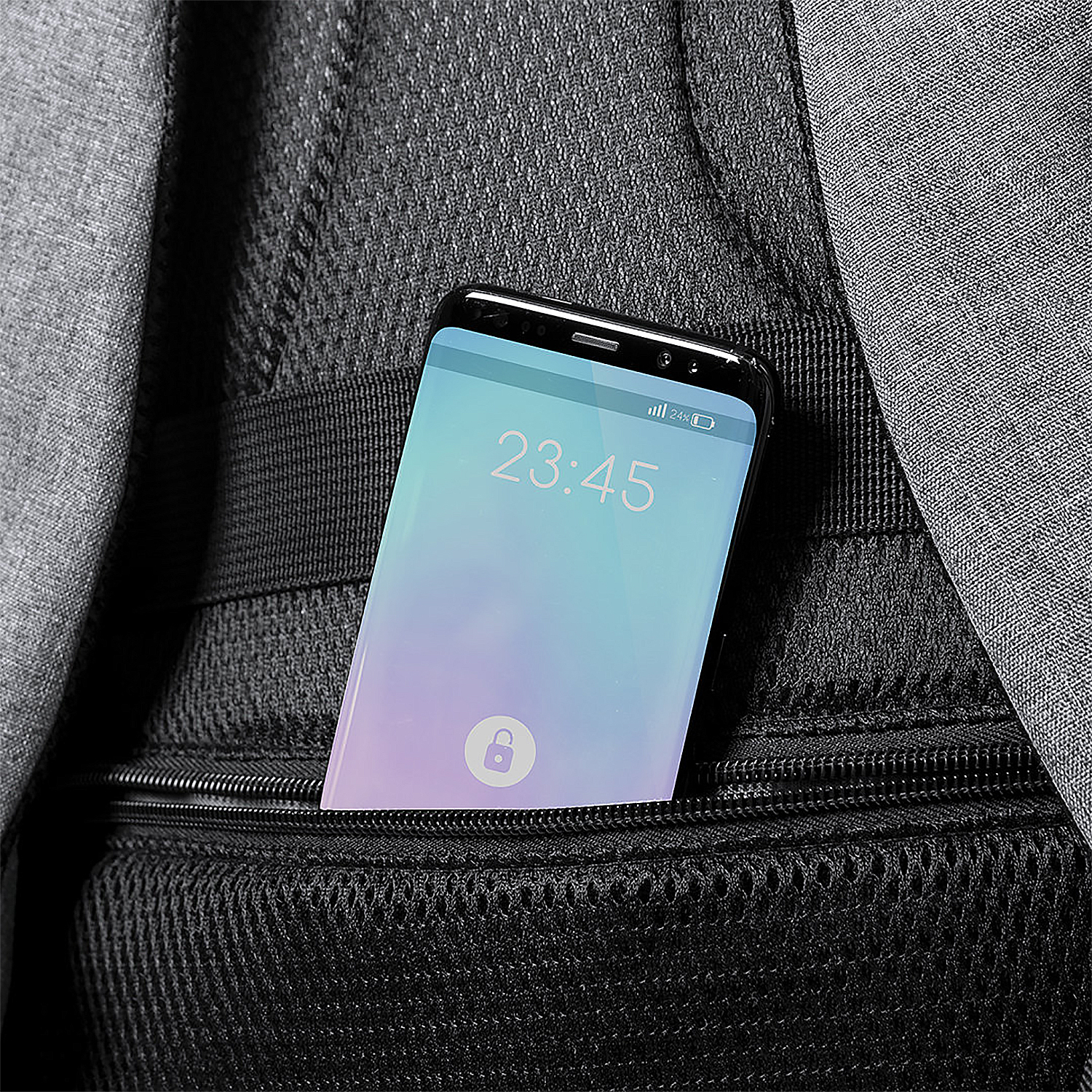 Telefono nella tasca dello zaino con ora visualizzata.