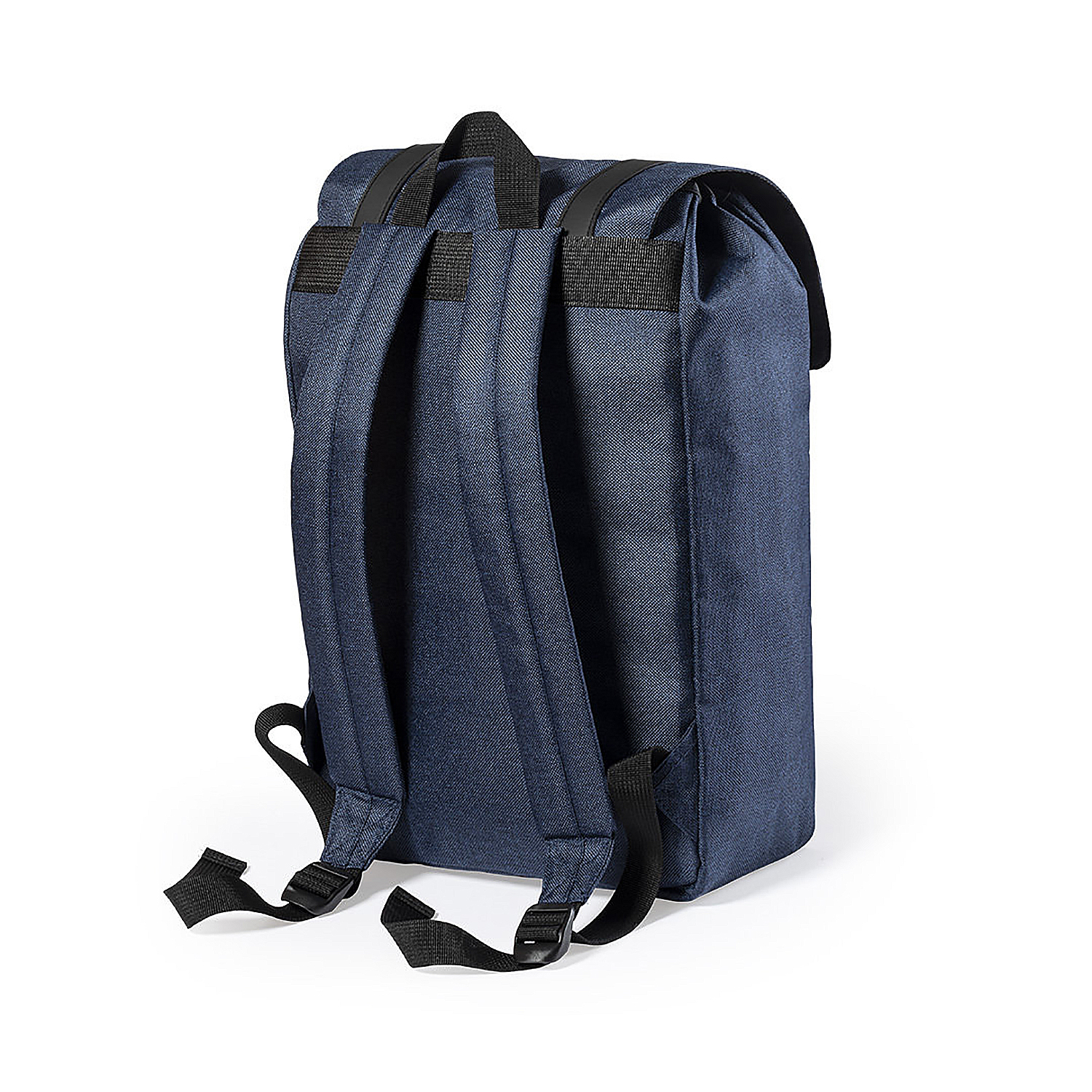 Zaino in denim blu con cinghie, fibbie e patta nere. Lo zaino è su sfondo bianco.