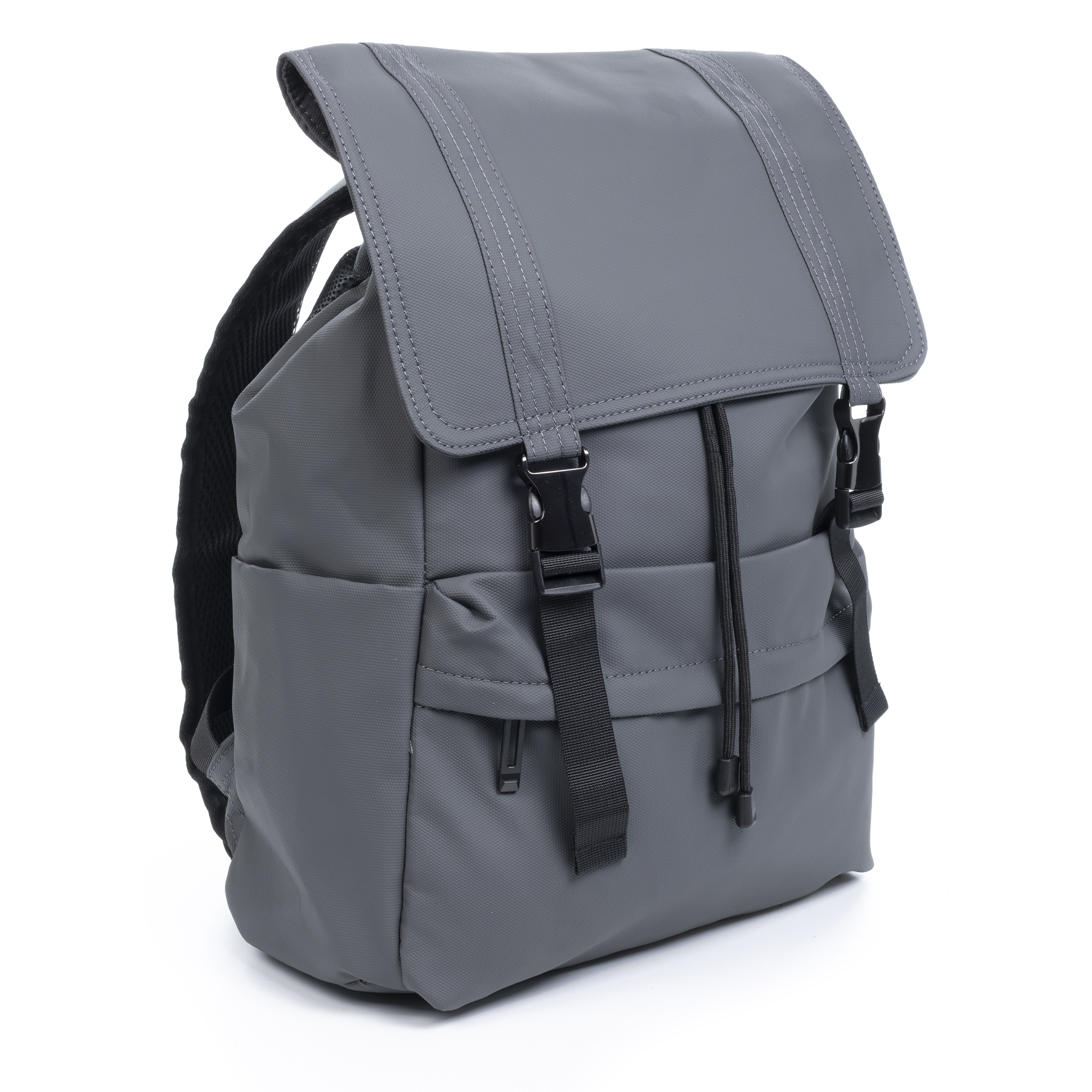 Ein grauer Rucksack mit Klappe und schwarzen Riemen. Er hat eine schwarze Schnalle und eine Reißverschluss-Vordertasche.
