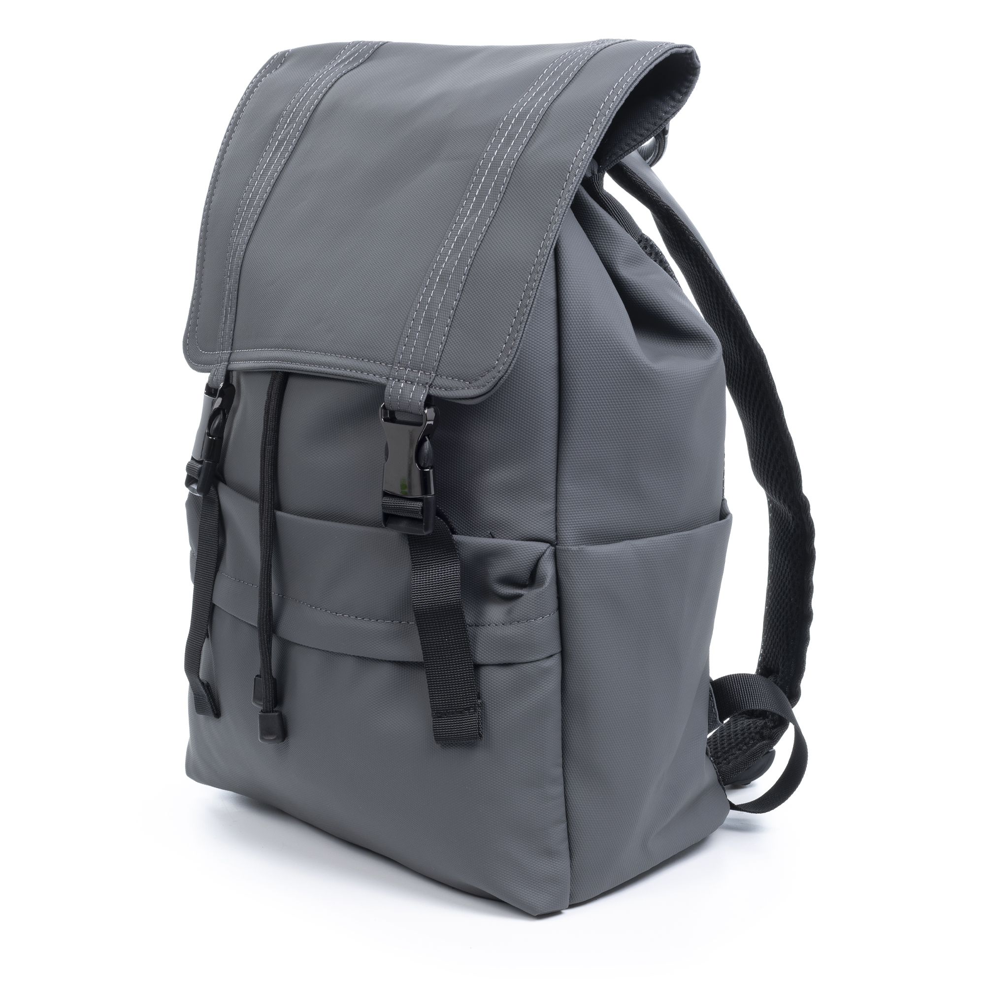 Ein grauer Rucksack mit Klappe, schwarzen Riemen und Schnallen, von der Seite auf weißem Hintergrund.