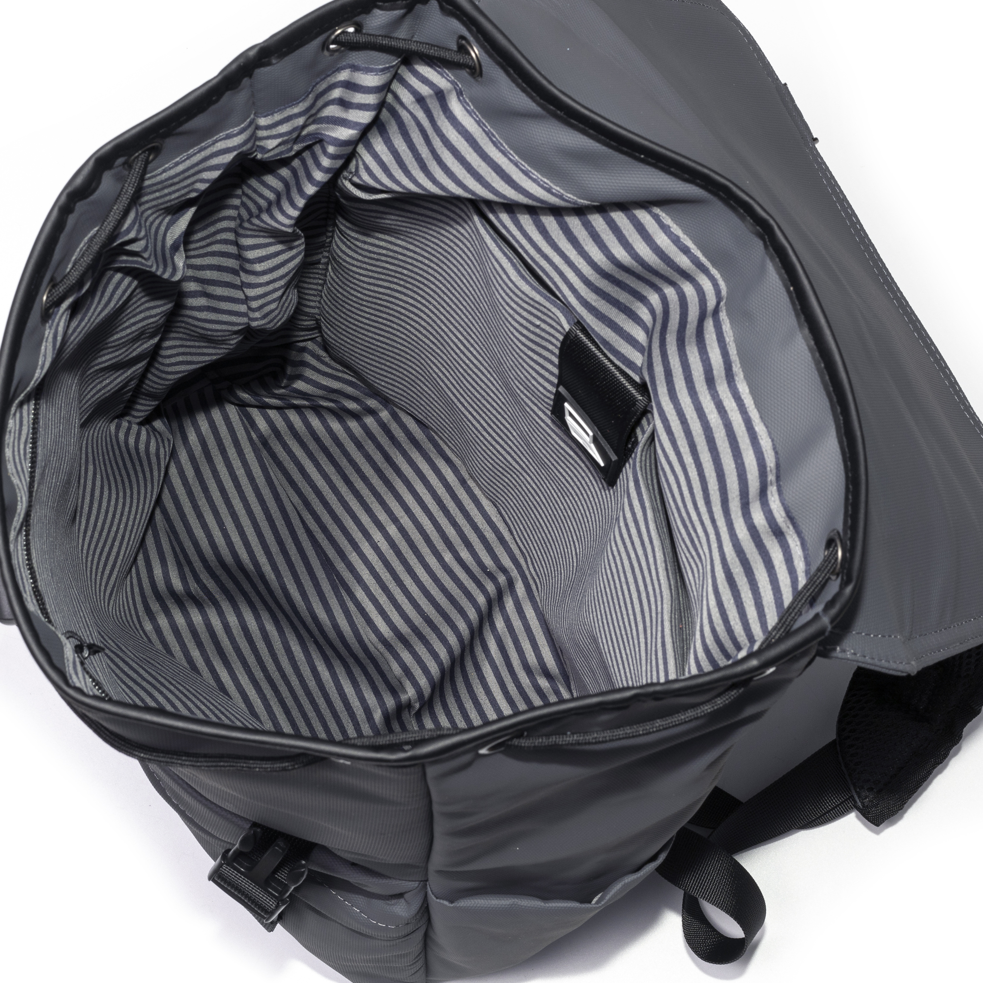 Offener schwarzer Rucksack mit grau gestreiftem Innenfutter, Schnallen und Riemen sichtbar.