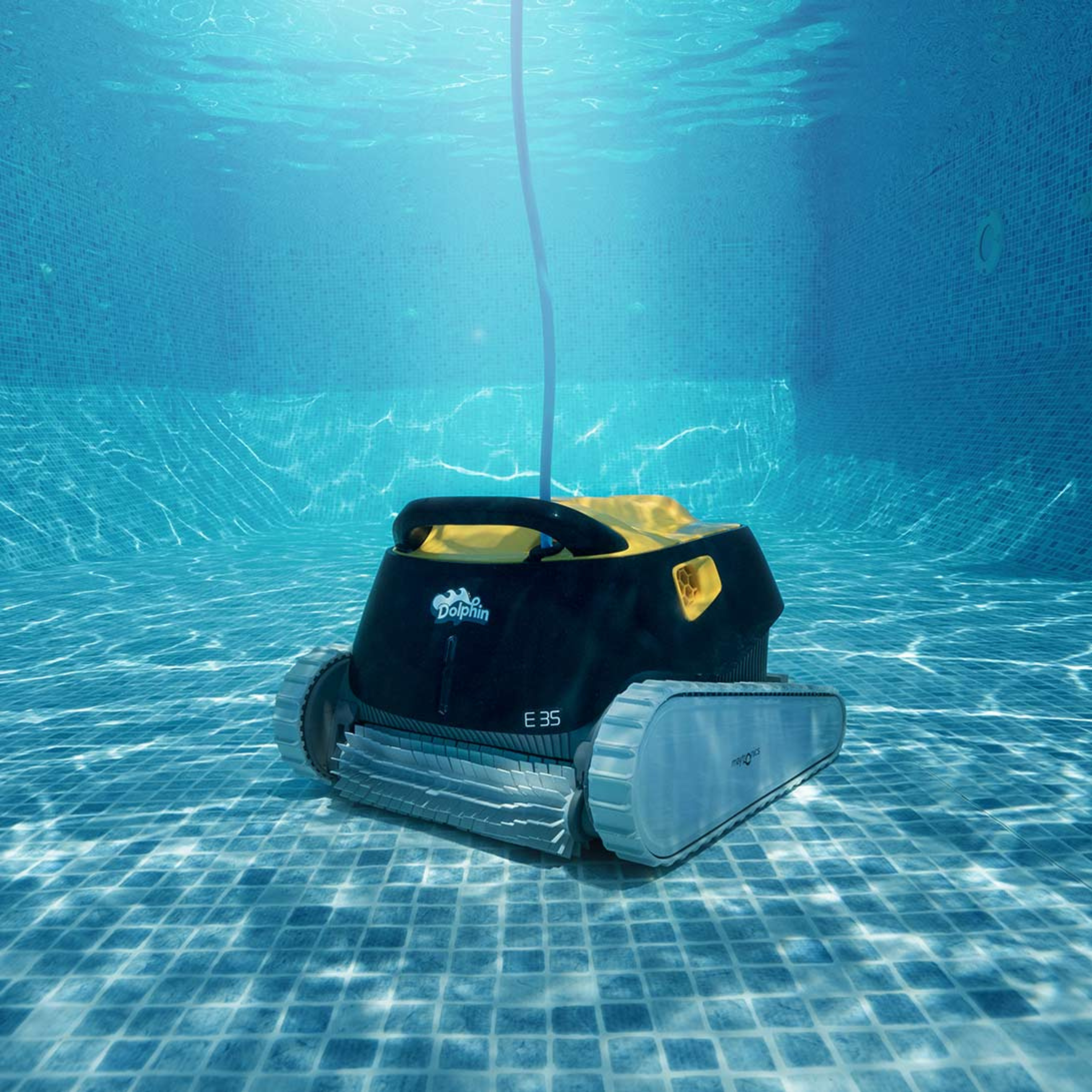 Unterwasseransicht eines schwarz-gelben Roboter-Poolreinigers in einem gefliesten Pool.
