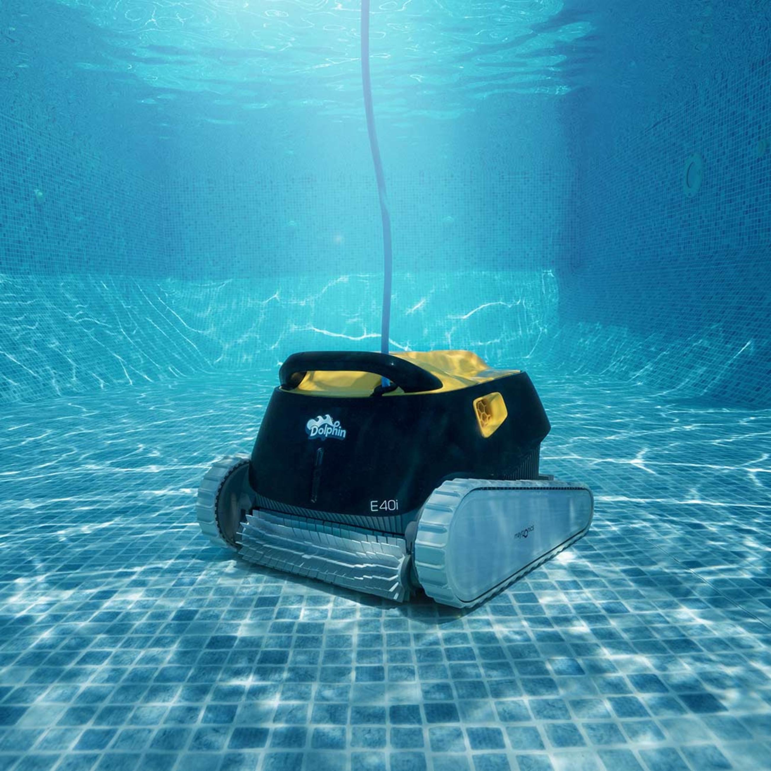 Unterwasseraufnahme eines schwarz-gelben Poolreinigers mit Ketten.