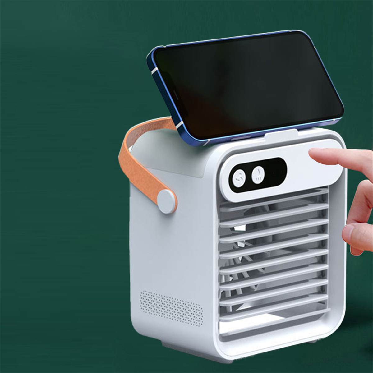 Ein weißer Luftkühler mit einem blauen Smartphone oben drauf. Eine Hand berührt einen Knopf am Kühler.