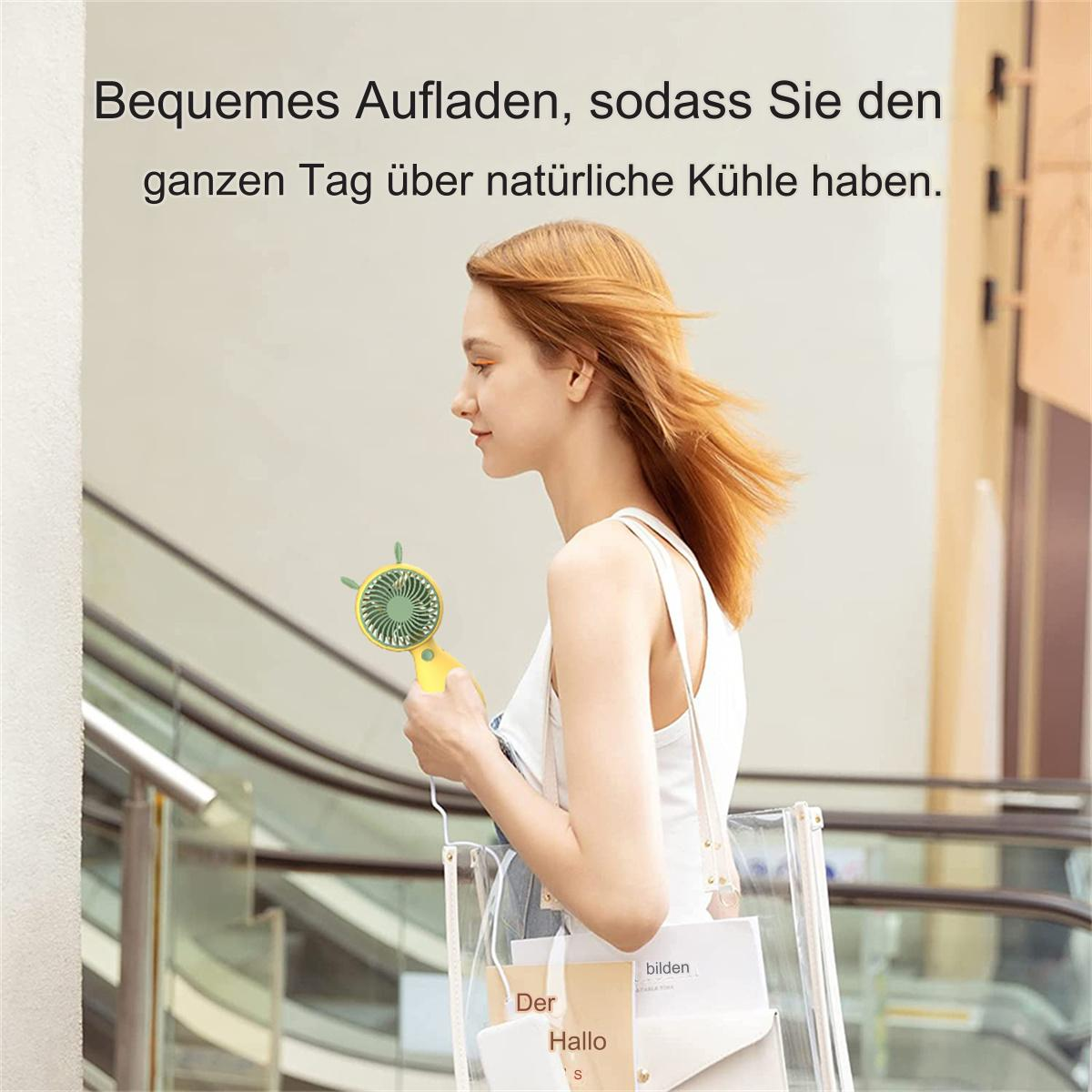 Eine Frau benutzt einen gelben Ventilator mit grünen Ohren, geht in einem Einkaufszentrum.