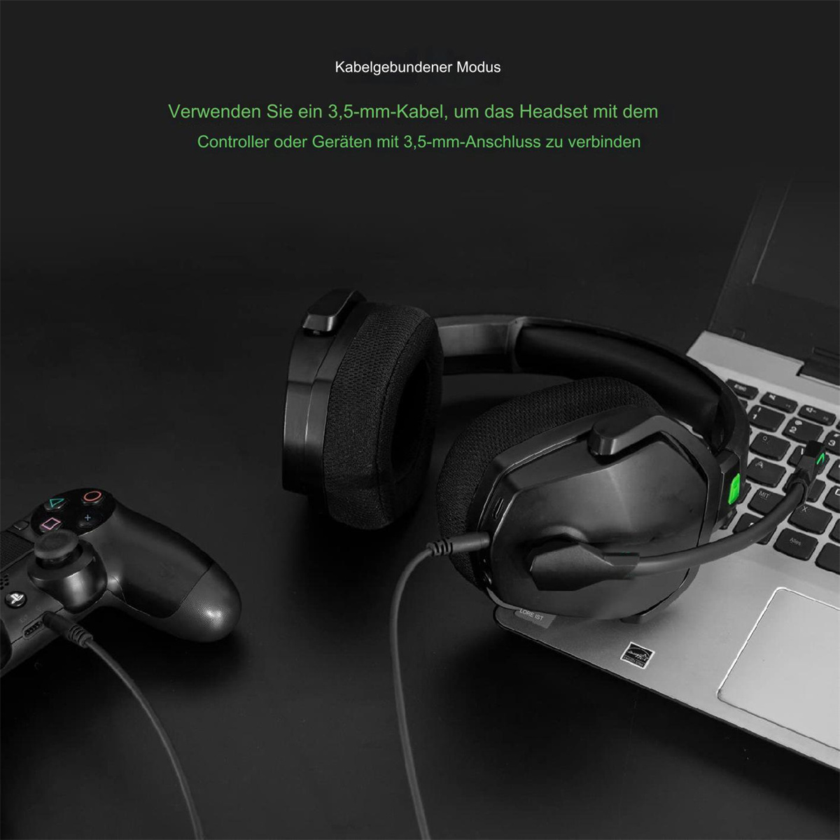 Schwarzes Gaming-Headset mit Mikrofon, an Laptop und Controller angeschlossen. Text oben.