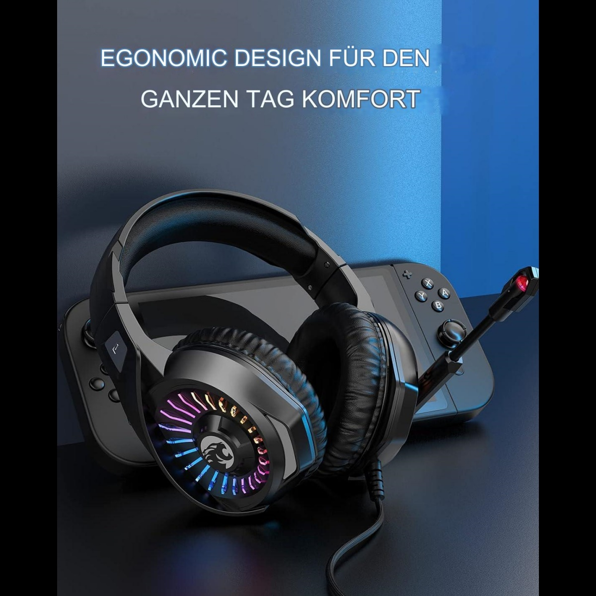 Schwarzes Gaming-Headset mit RGB-Beleuchtung und Mikrofon, Konsole auf blauem Hintergrund.
