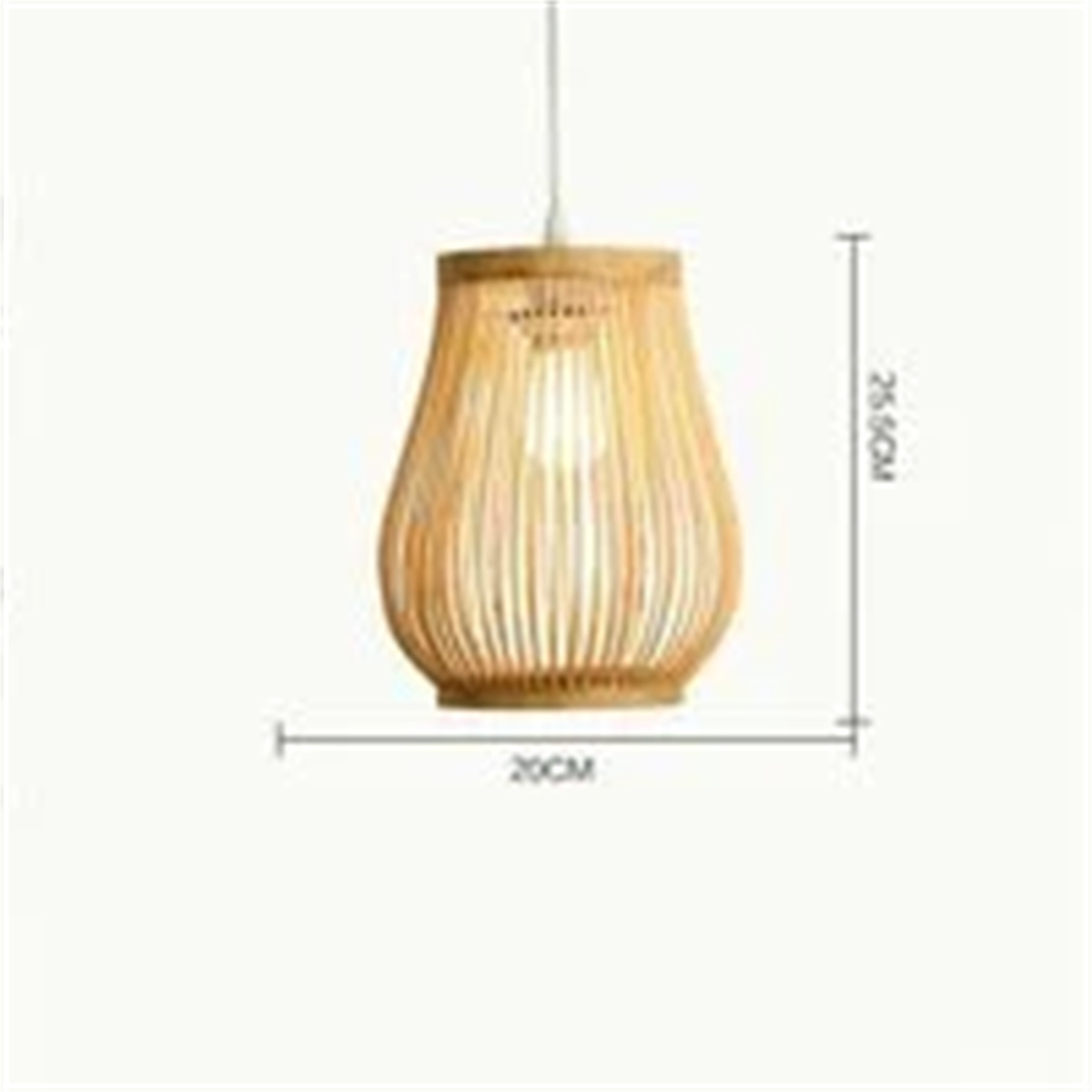 Hängelampe aus Bambus. Die Lampe hat eine runde Form mit einer Glühbirne im Inneren. Weißer Hintergrund.