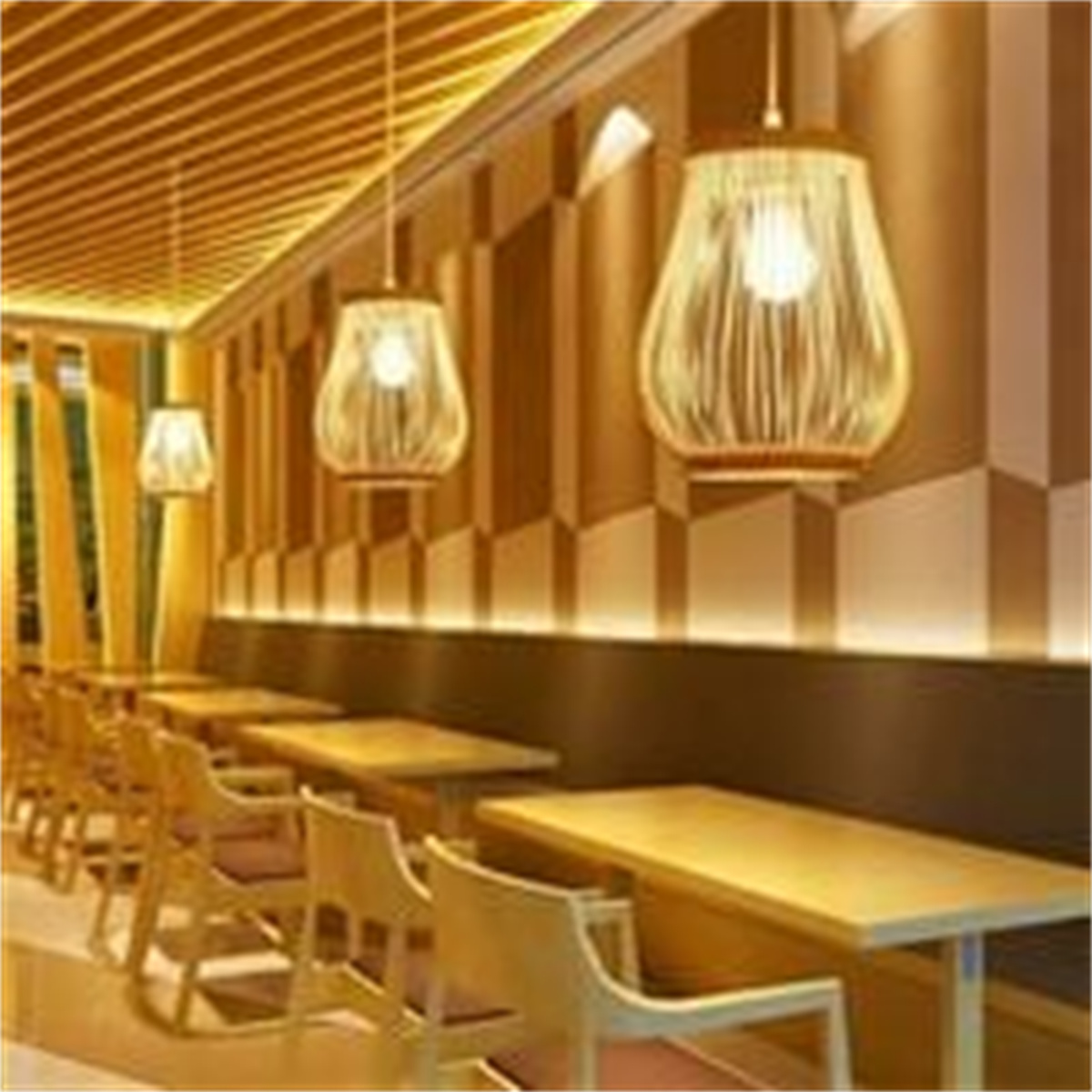 Restaurantinterieur mit Holztischen, Stühlen und Hängelampen mit weißen Glühbirnen.