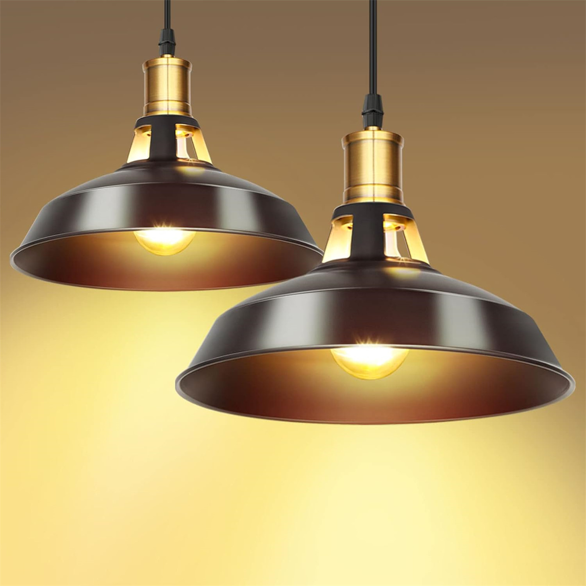 Zwei schwarze Pendelleuchten mit goldenen Akzenten, beleuchteten Glühbirnen und gelbem Hintergrund.