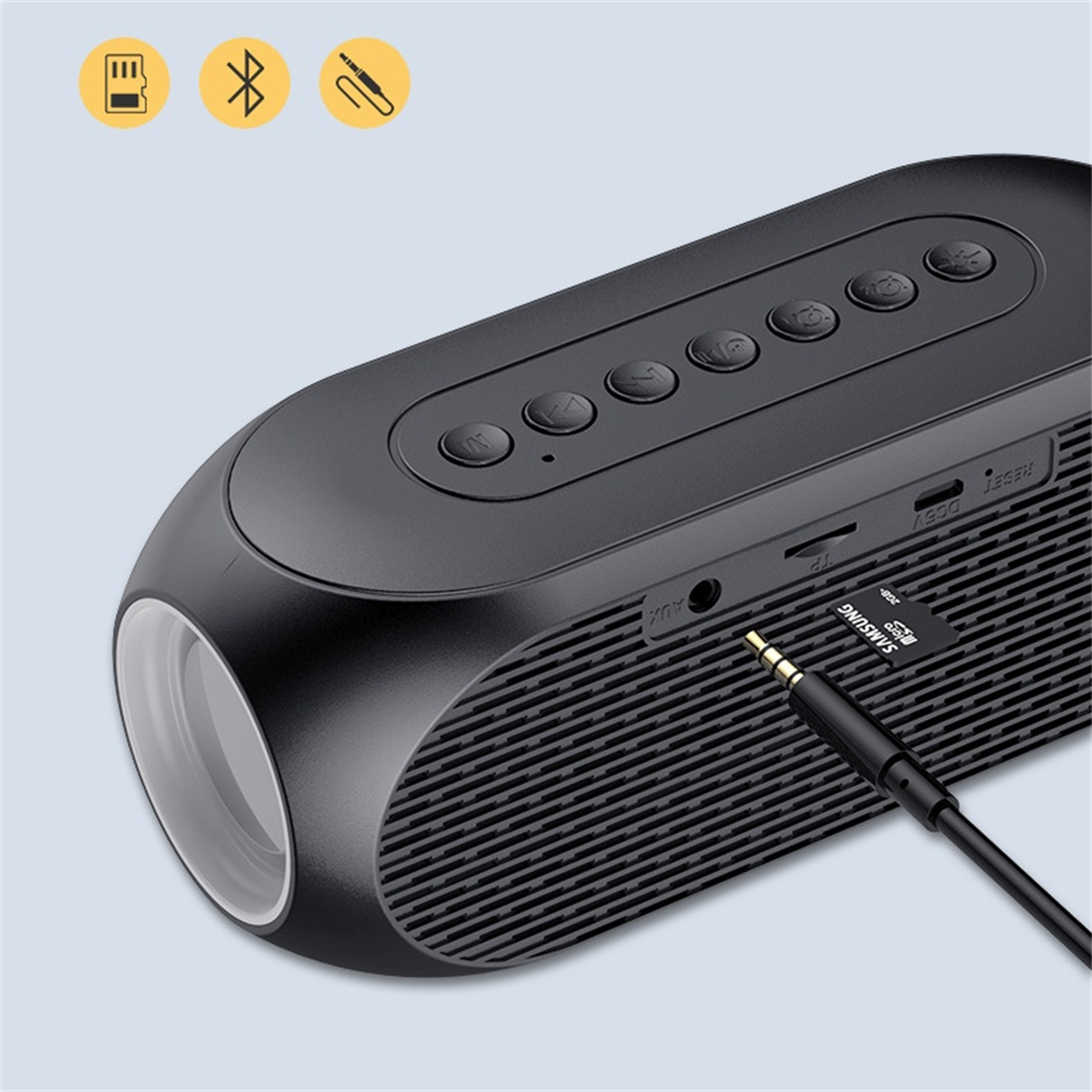 Schwarzer Lautsprecher mit Knöpfen und Aux-Anschluss. Ein schwarzes Kabel ist eingesteckt. SD, Bluetooth, Klinke.
