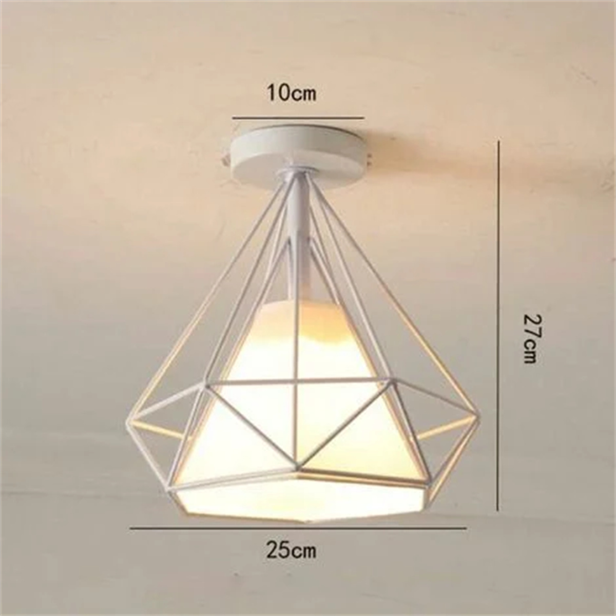 Weiße rautenförmige Deckenlampe mit Licht im Inneren, Abmessungen sind angegeben.
