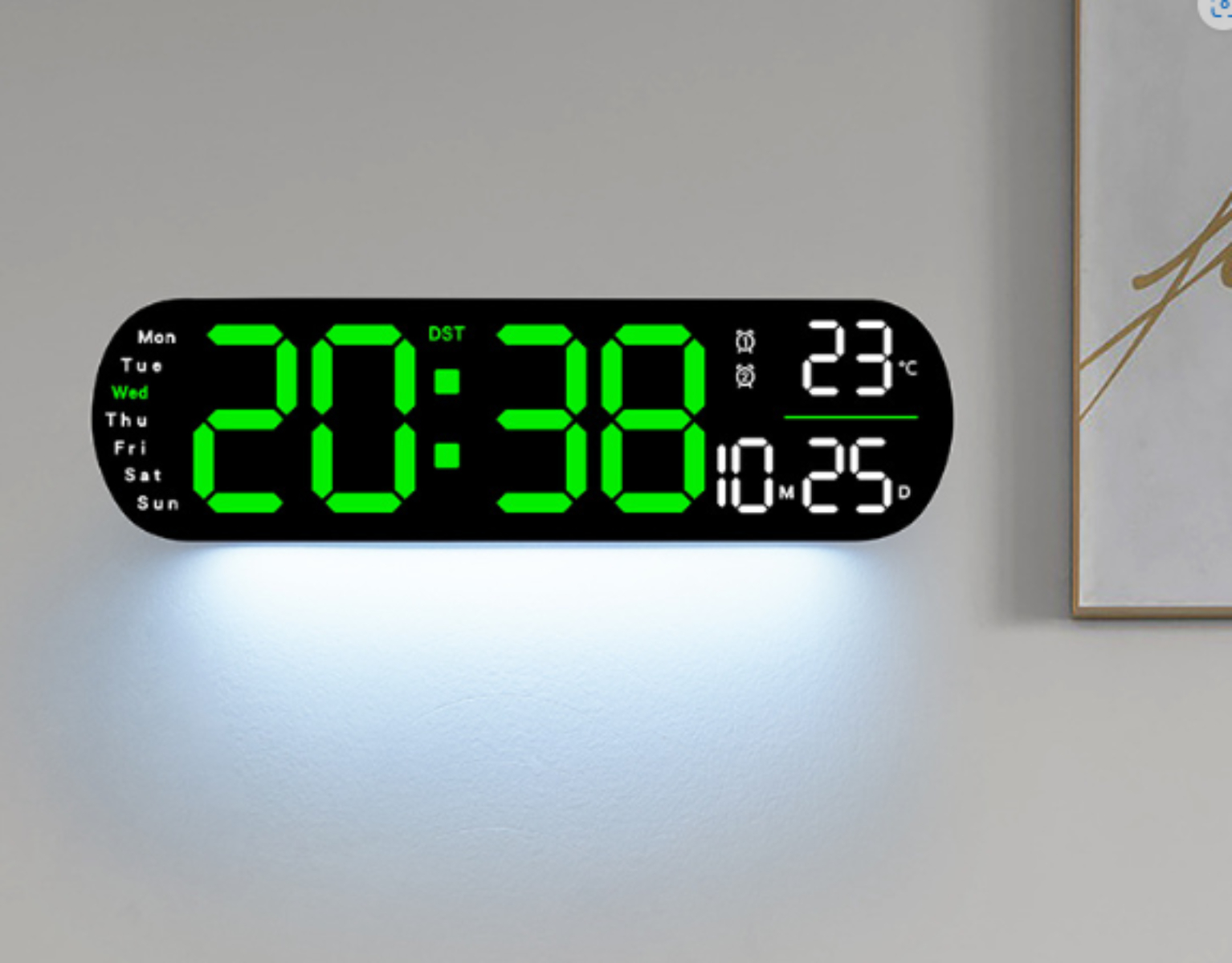 Digitale Wanduhr mit der Zeit 20:38, Datum und Temperatur 23°C. Schwarz mit grünen Ziffern.