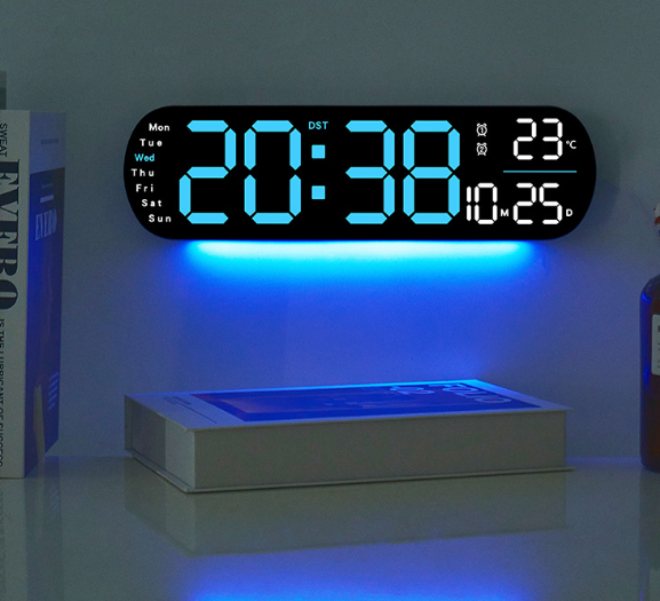 Digitaluhr mit Zeit- und Temperaturanzeige. Zeigt Zeit, Wochentag, Datum und Temperatur. Blaues Leuchten.