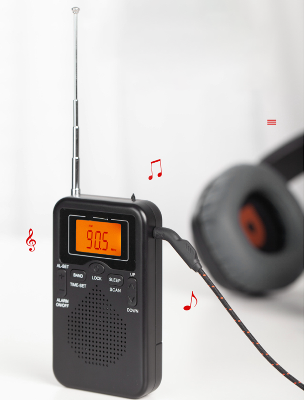Schwarzes tragbares Radio mit Antenne, Display mit 90,5 und angeschlossenen Kopfhörern.