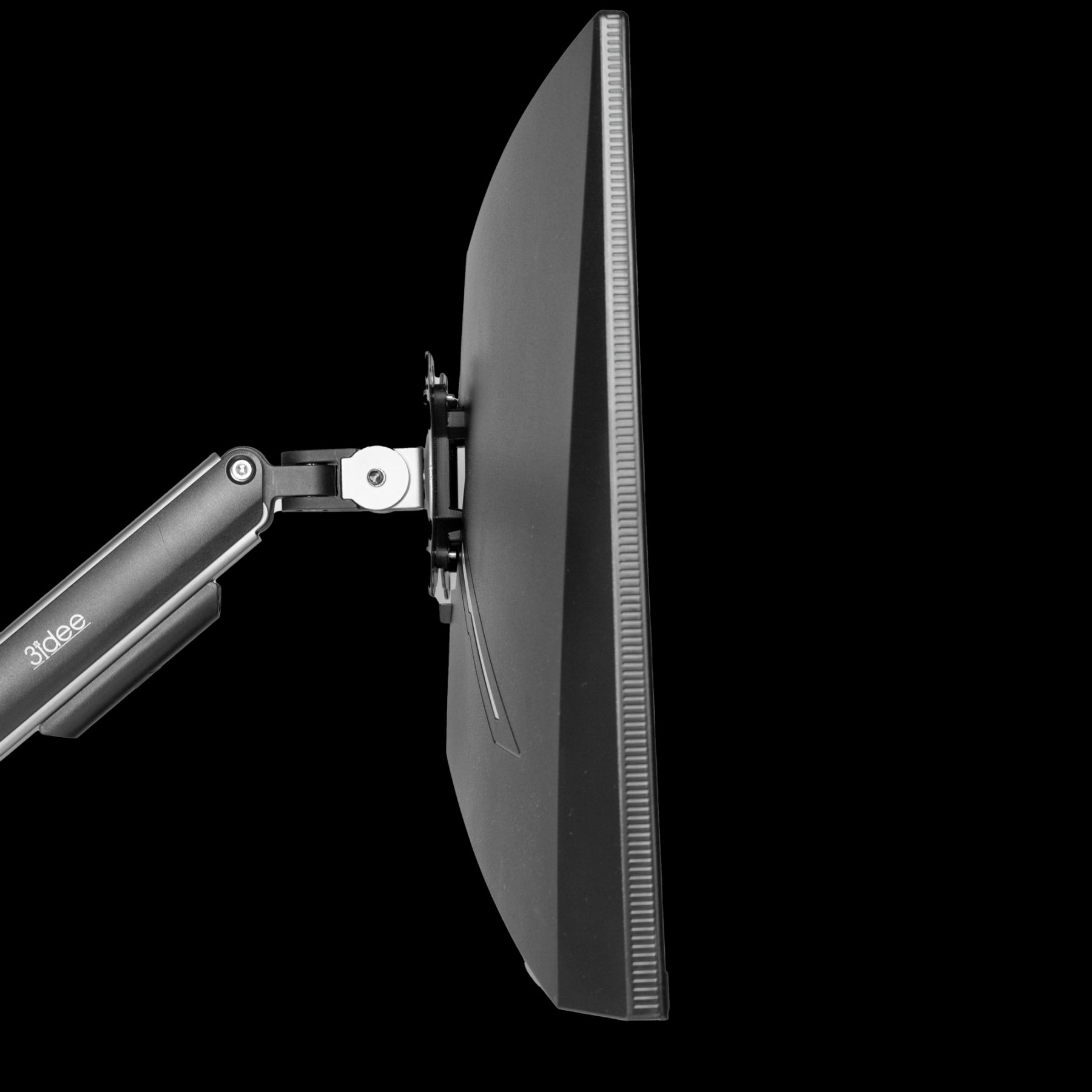 Seitenansicht eines Computermonitors an einem schwarz-grauen verstellbaren Arm, auf schwarzem Grund.