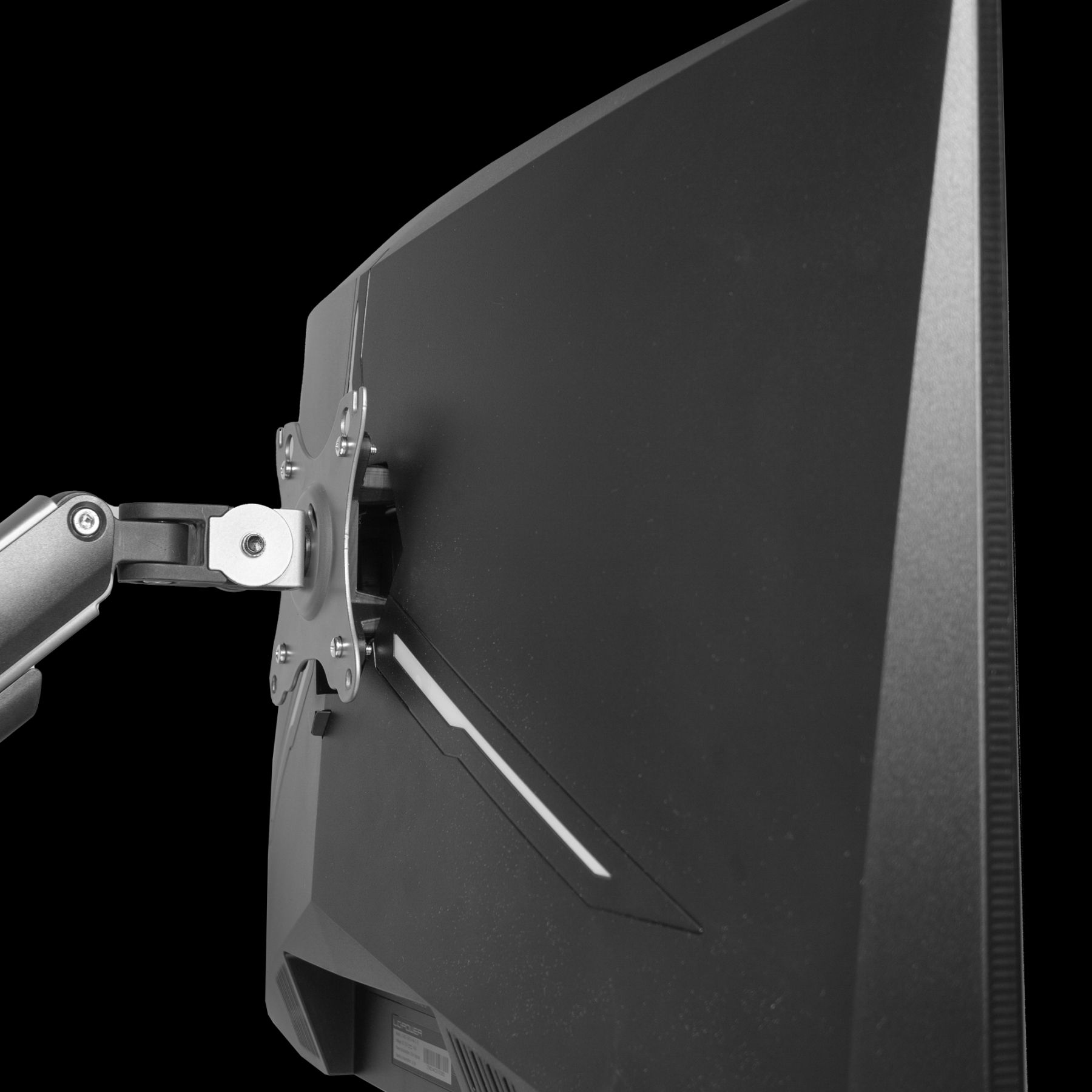 Ein gebogener Monitor mit Armhalterung vor schwarzem Hintergrund.