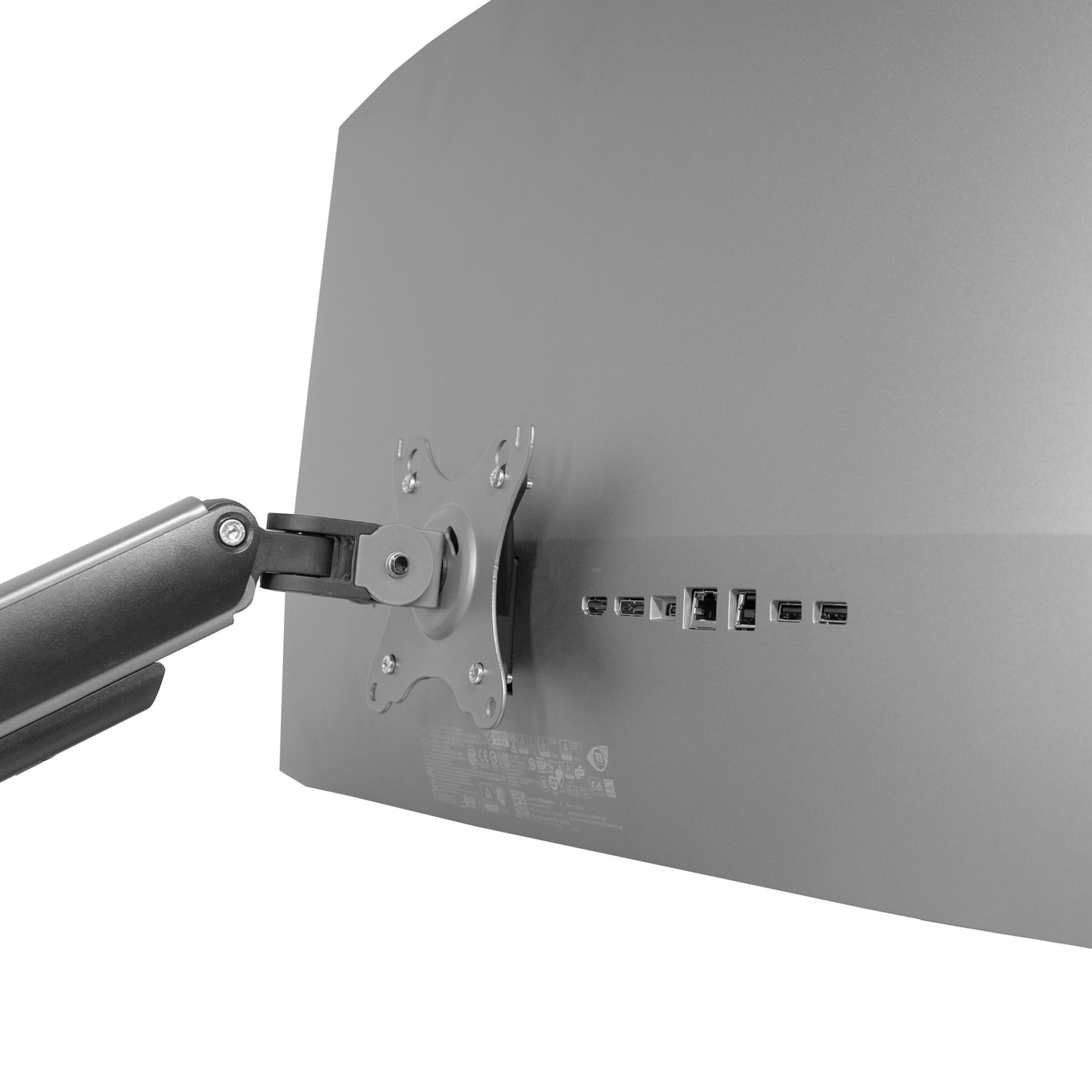 Rückseite eines silbernen Monitors mit schwarzem Armhalter, Anschlüsse sichtbar. Weißer Hintergrund.