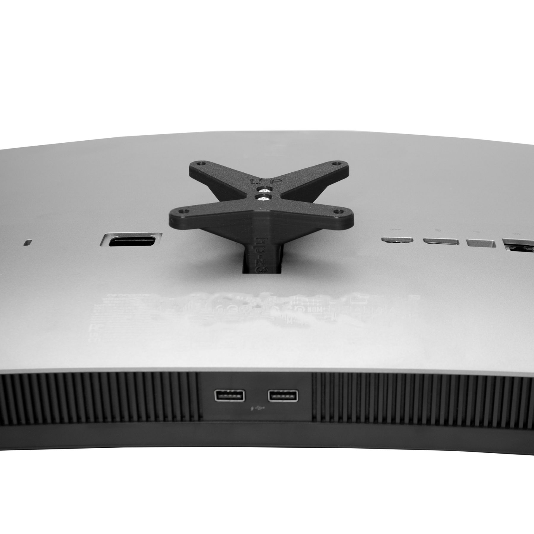 Die Rückseite eines Monitors mit mehreren USB-Anschlüssen und einer Ständerbefestigung. Silber- und Schwarzfarben.