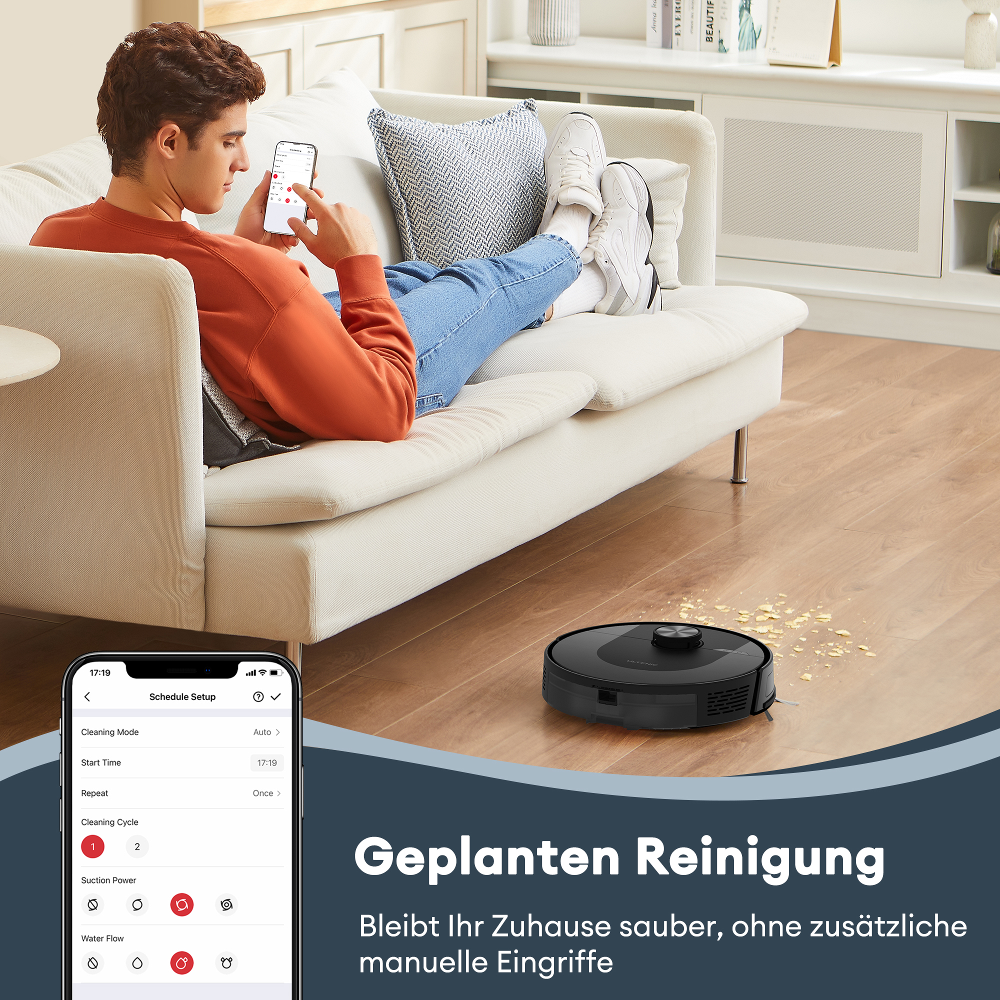 Mann benutzt Telefon, Roboterstaubsauger reinigt den Boden. Telefon zeigt Reinigungsplan. Weißes Sofa, Holzboden.