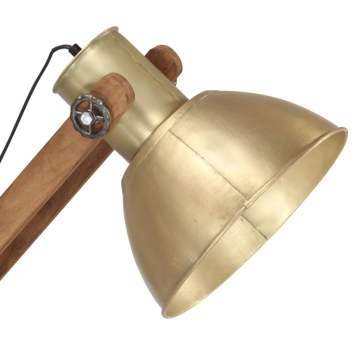 Goldene Metall-Schreibtischlampe mit Holzakzenten. Weißer Hintergrund.