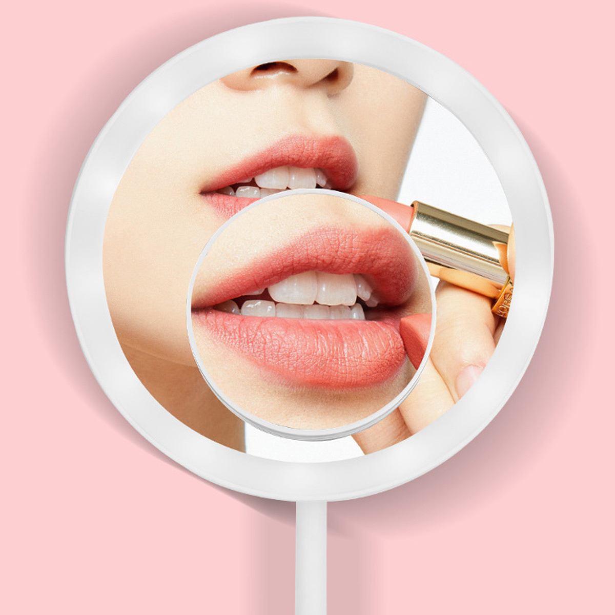 Frau trägt Lippenstift in einem beleuchteten kreisförmigen Spiegel auf, Nahaufnahme der Lippen und Reflexion.