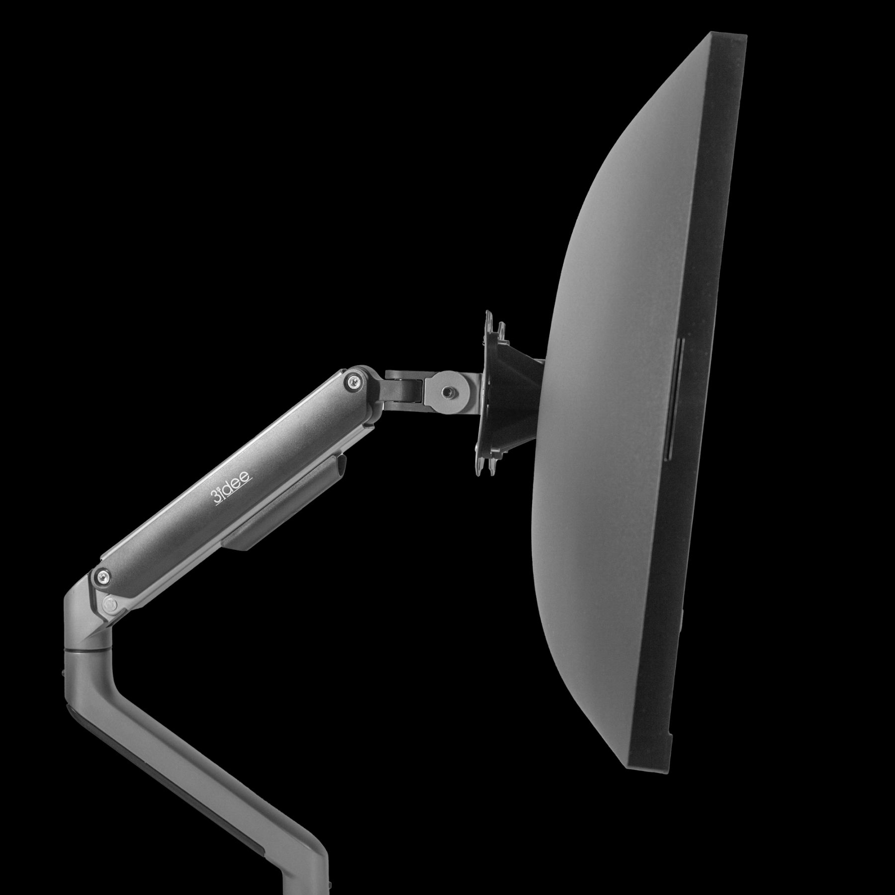 Monitorarm mit angeschlossenem Monitor, vor schwarzem Hintergrund. Grauer Arm, gebogener Monitor.