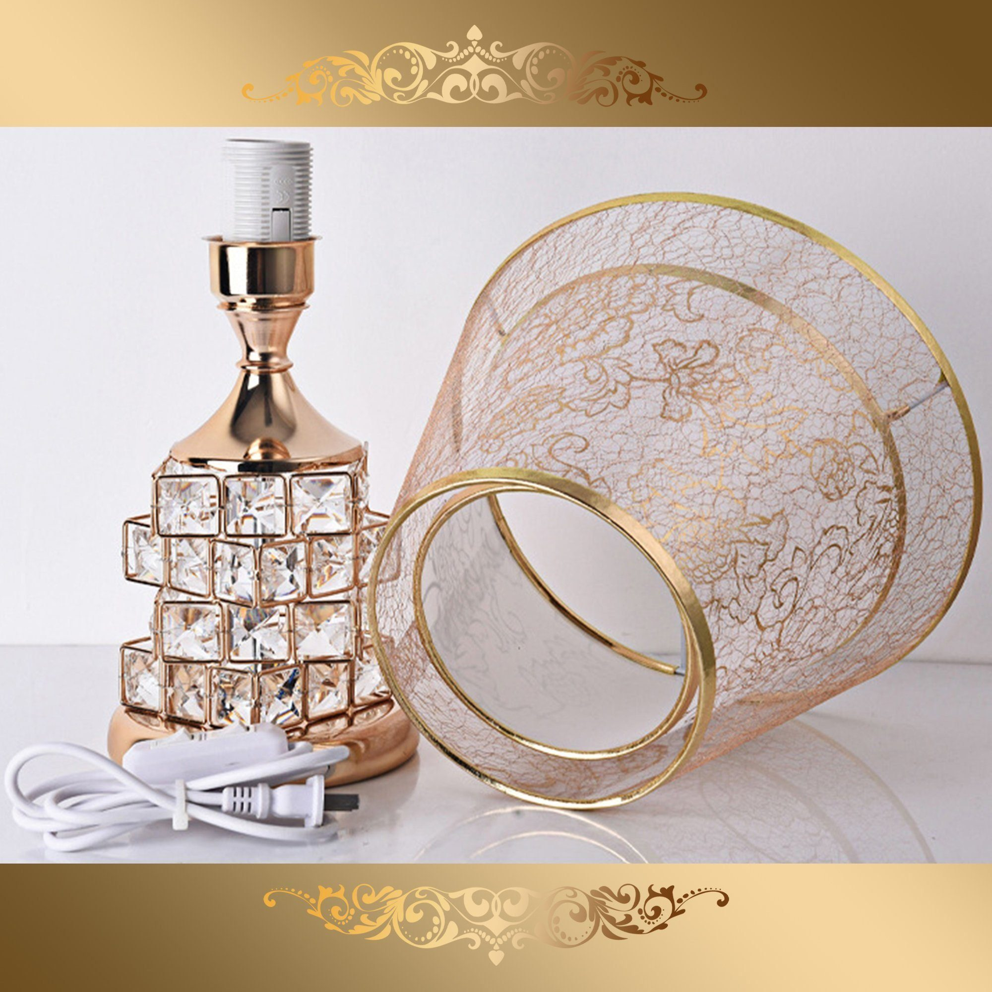 Dekorative Lampe mit goldenem Sockel und daneben liegendem Lampenschirm.