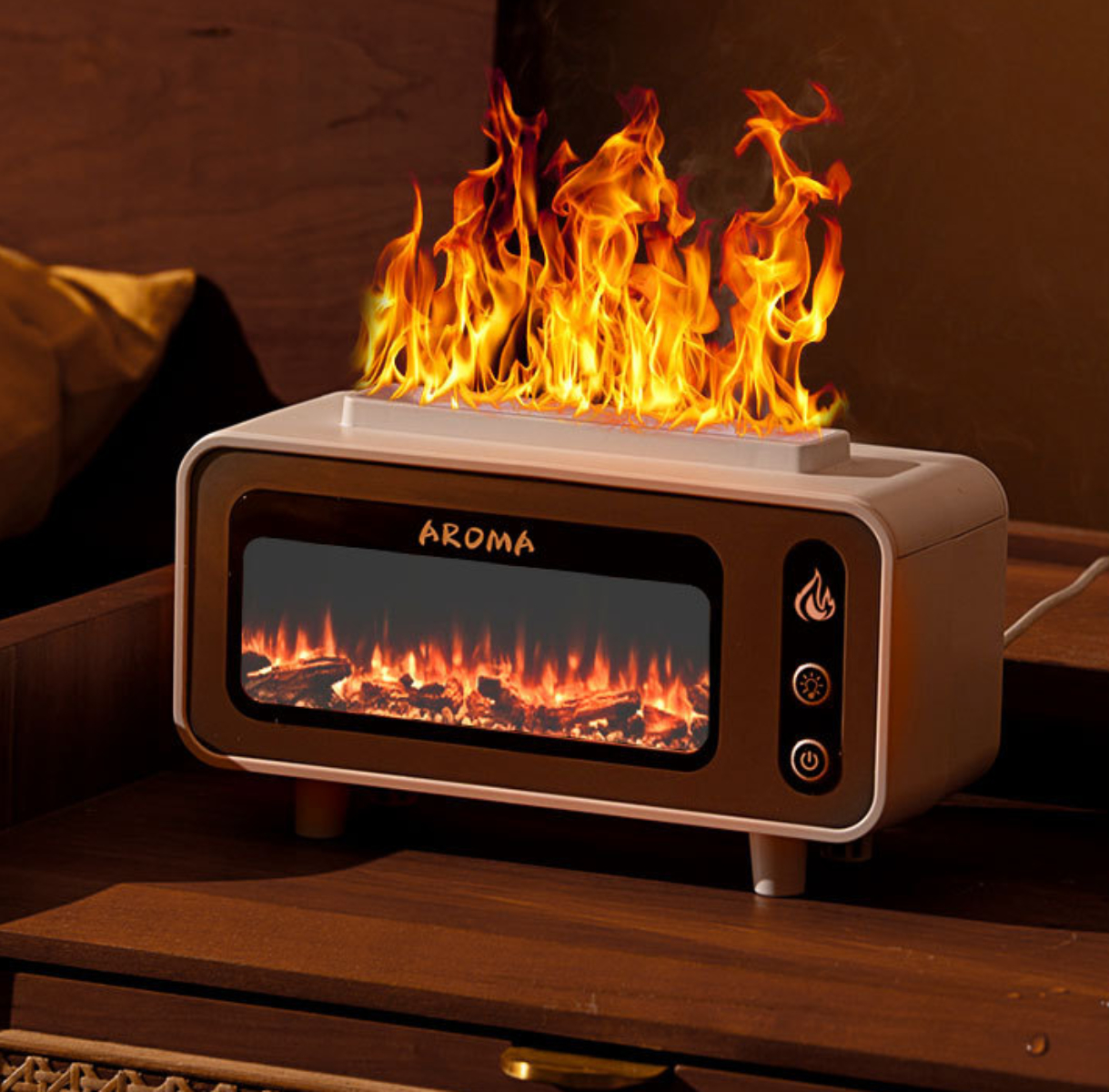 Ein kleiner, dekorativer Kamin mit leuchtendem Feuereffekt auf einem Holztisch.