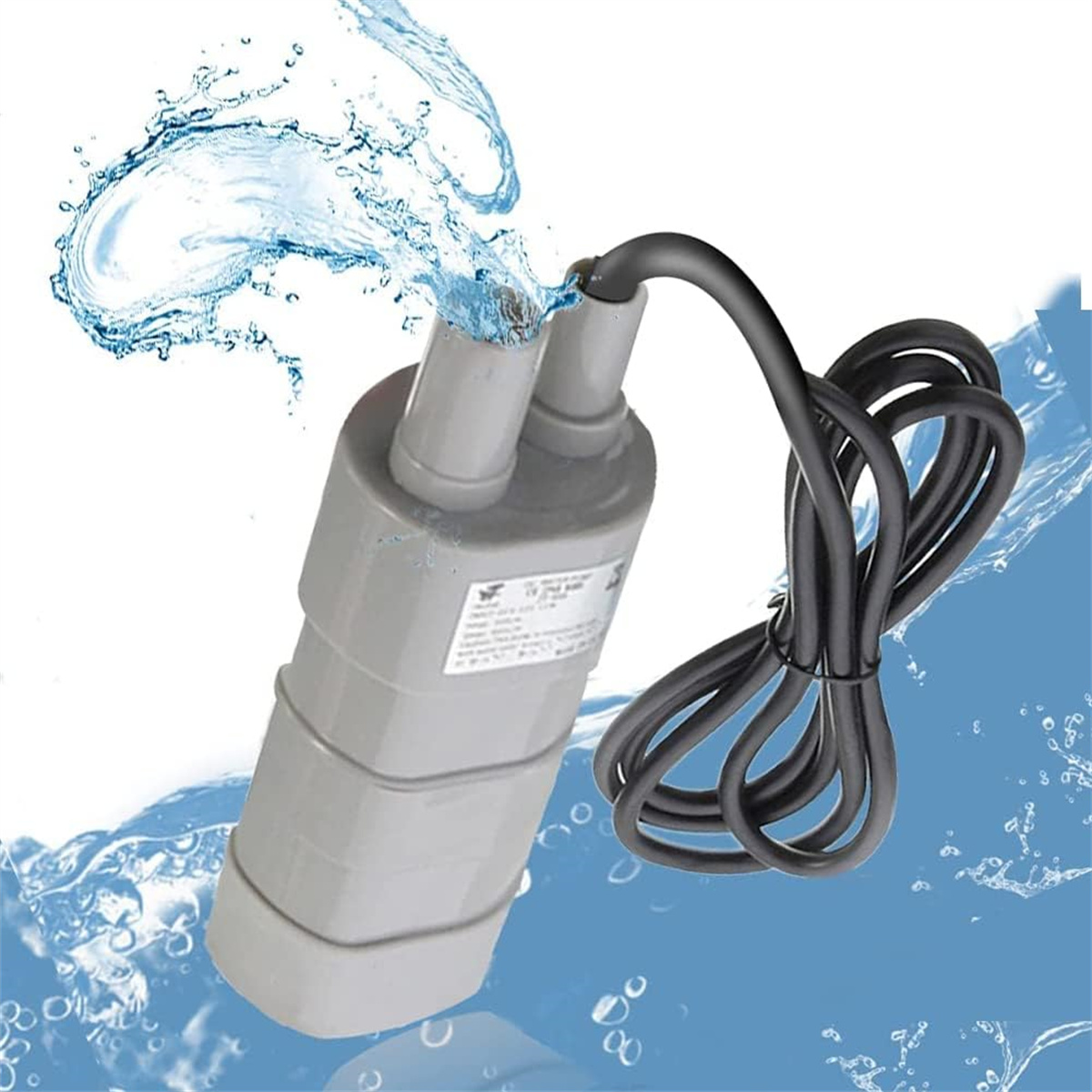Eine graue Tauchpumpe. Wasser spritzt heraus. Schwarzes Kabel angeschlossen. Weißer Hintergrund.
