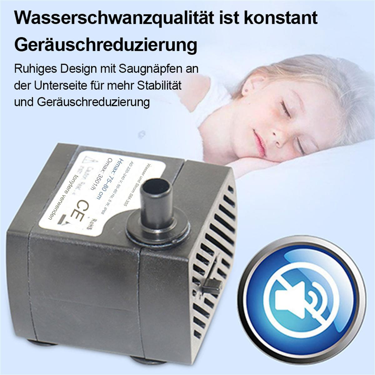 Eine kleine Wasserpumpe mit Text über Geräuschreduzierung und einem schlafenden Kind im Hintergrund.