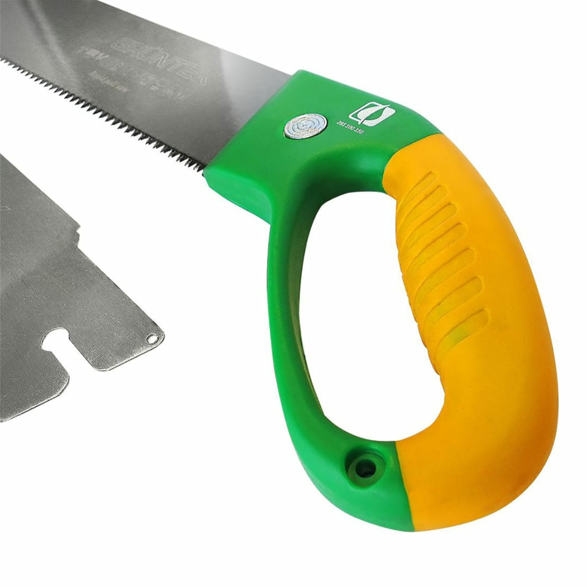 Grün-gelbe Handsäge mit silberner Klinge. Die Klinge hat Zähne. Weißer Hintergrund.