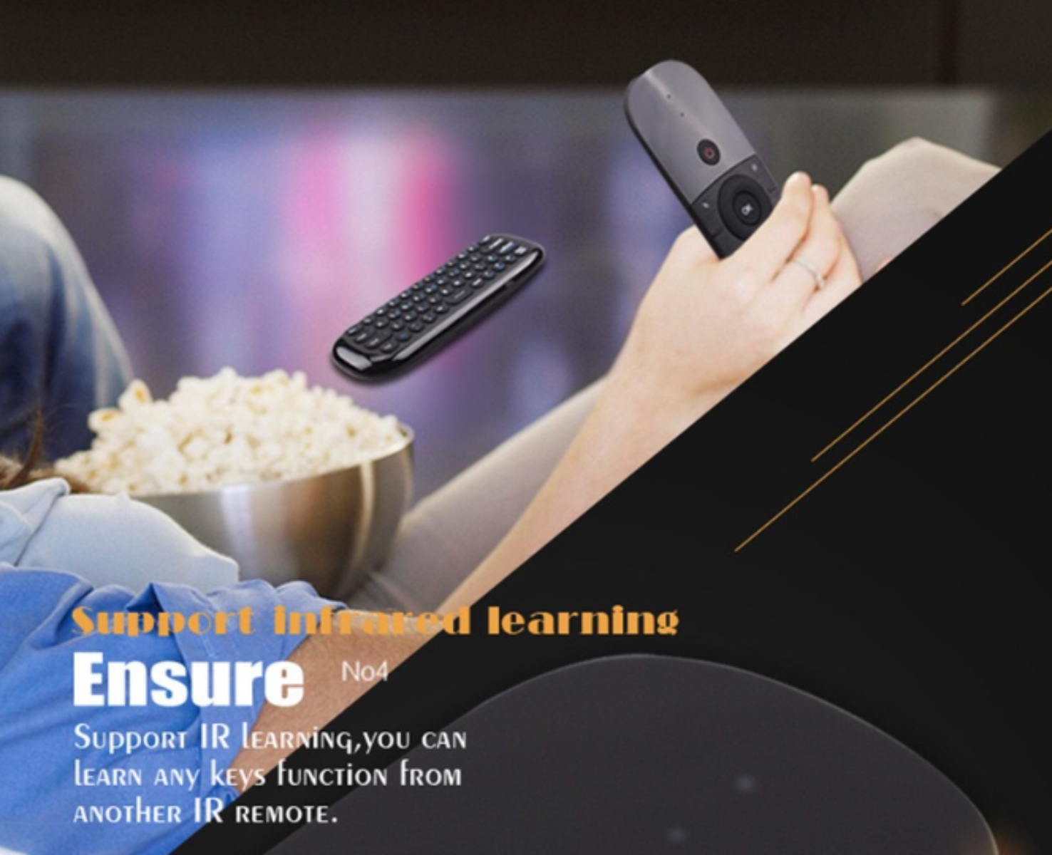 Person hält Fernbedienung. Popcorn und andere Fernbedienung im Hintergrund. Text über IR-Lernen.