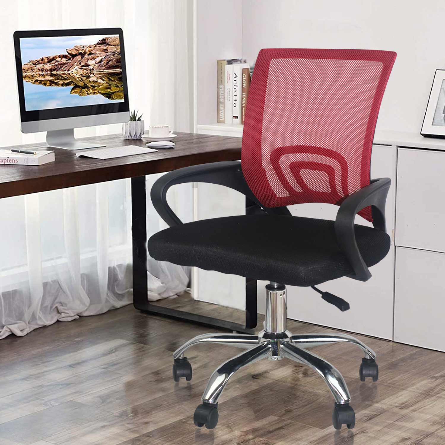 Silla de oficina con respaldo de malla roja, asiento negro, base cromada y ruedas.