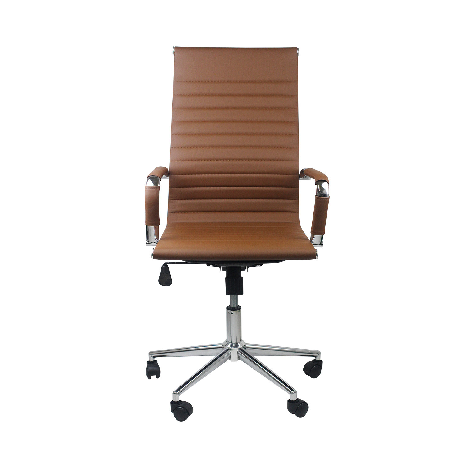 Silla de oficina de cuero marrón con patas y reposabrazos cromados, aislada.