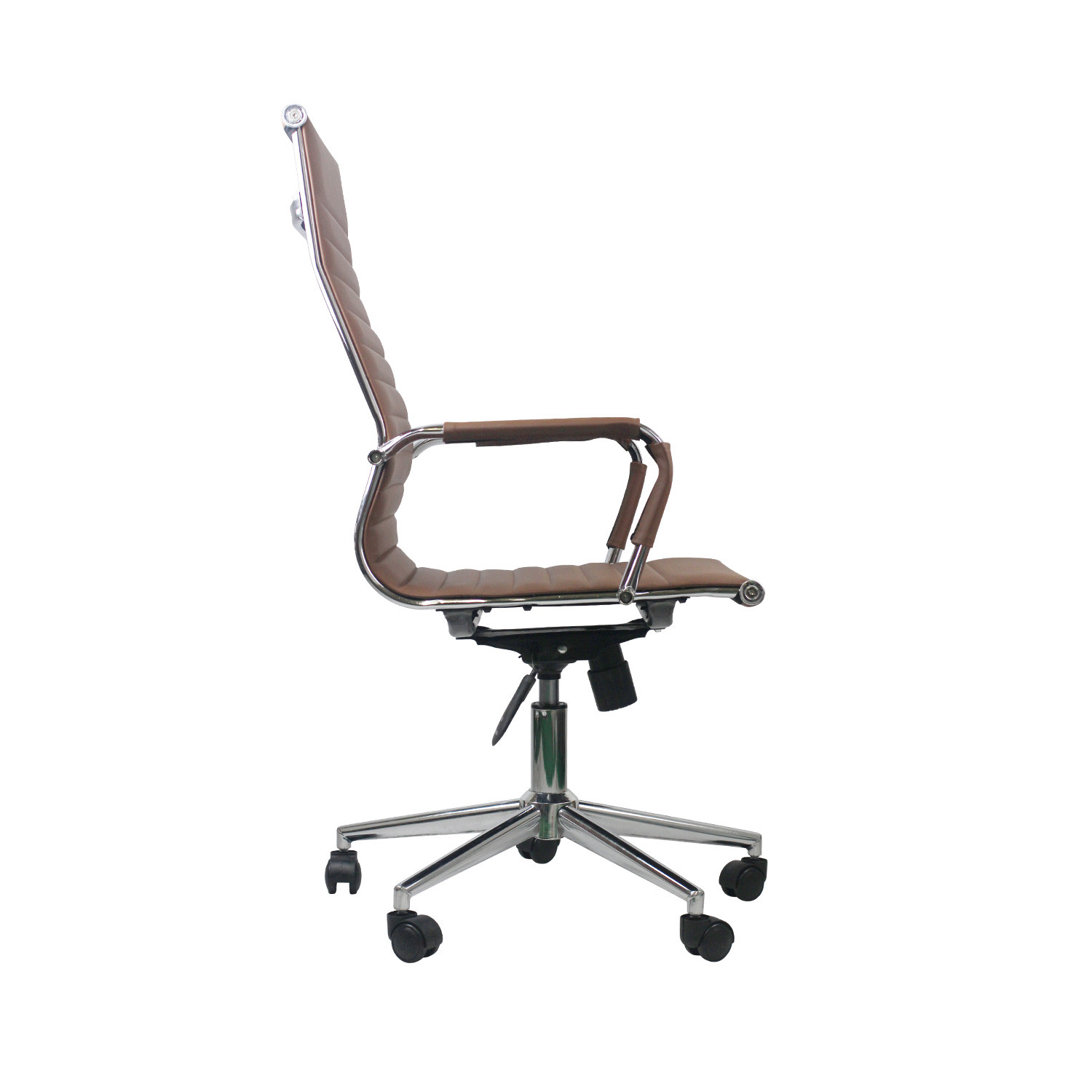 Silla de oficina marrón sobre ruedas.