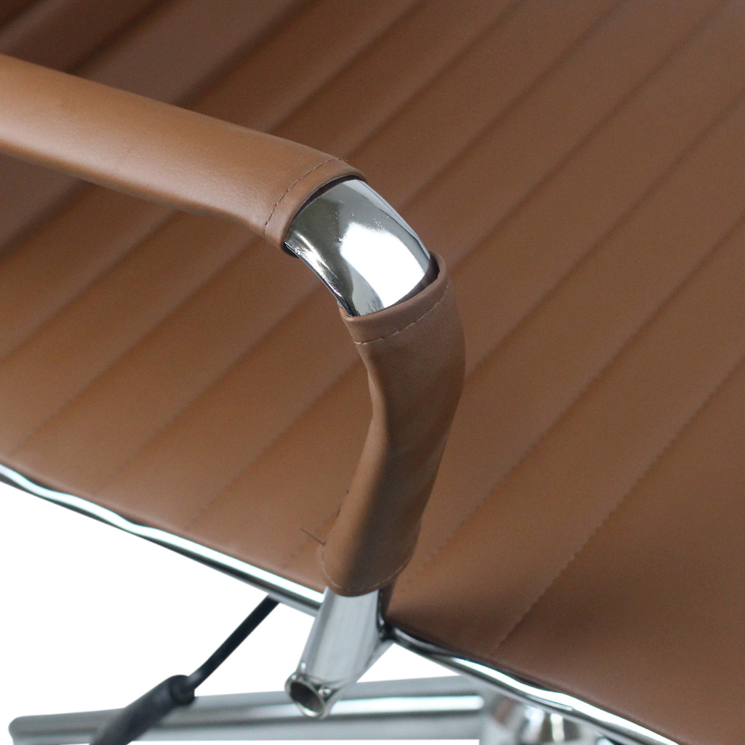 Primer plano de un reposabrazos de silla de oficina de cuero marrón con detalles cromados.