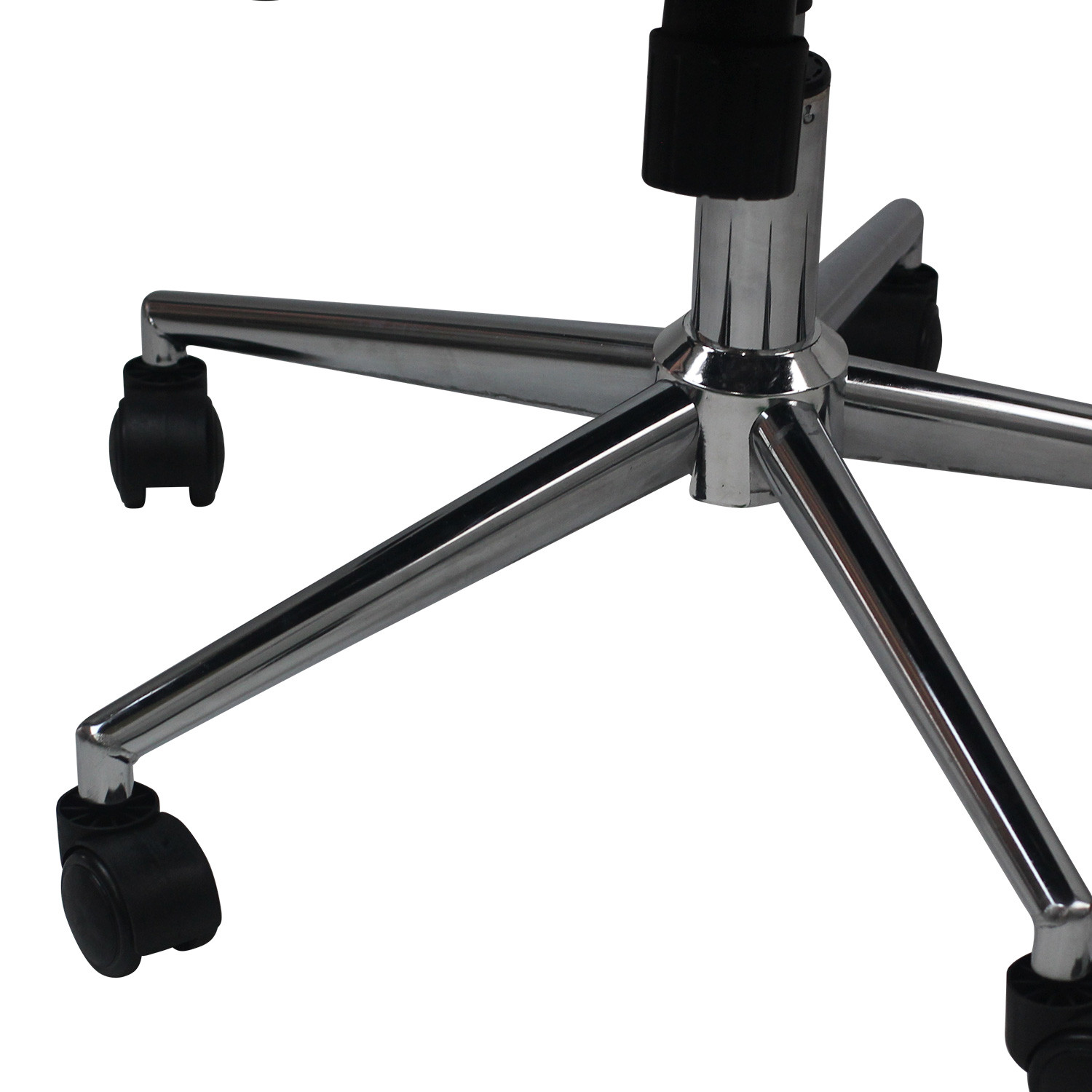 Base de silla cromada con cinco patas, cada una con una rueda negra. La base está sobre una superficie blanca.