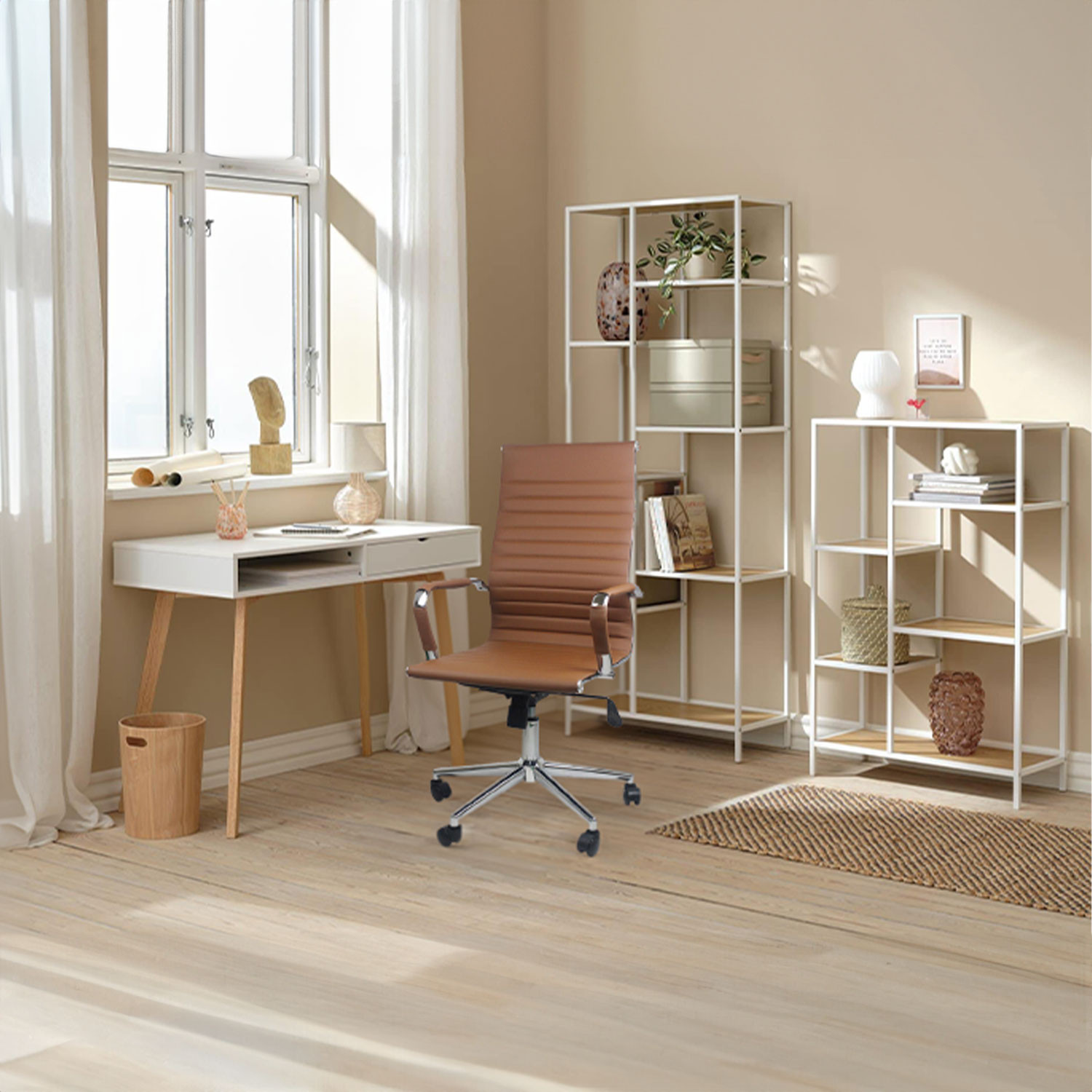 Entorno de oficina con escritorio, silla de oficina, estantería, decoración y ventana.