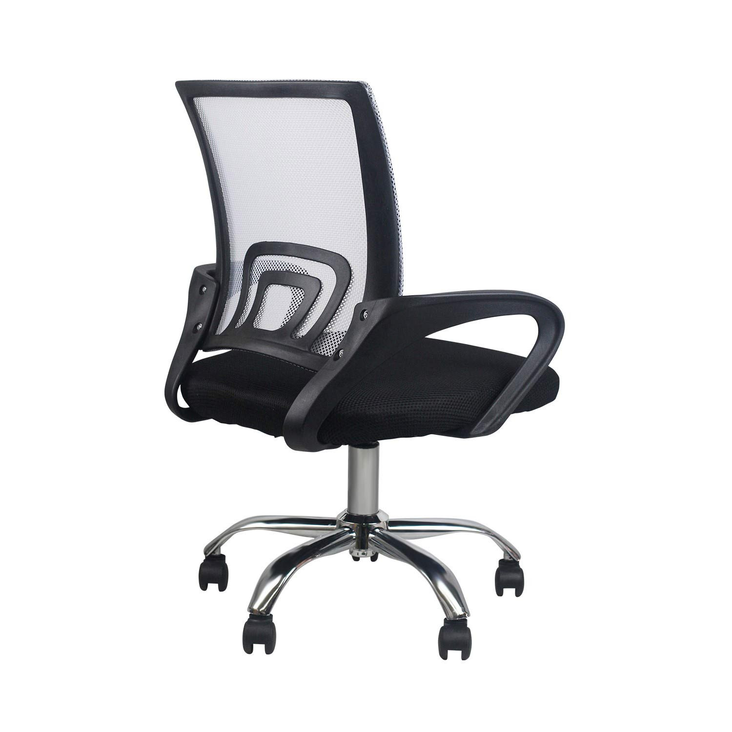 Silla de oficina negra con respaldo de malla, base cromada y apoyabrazos negros.