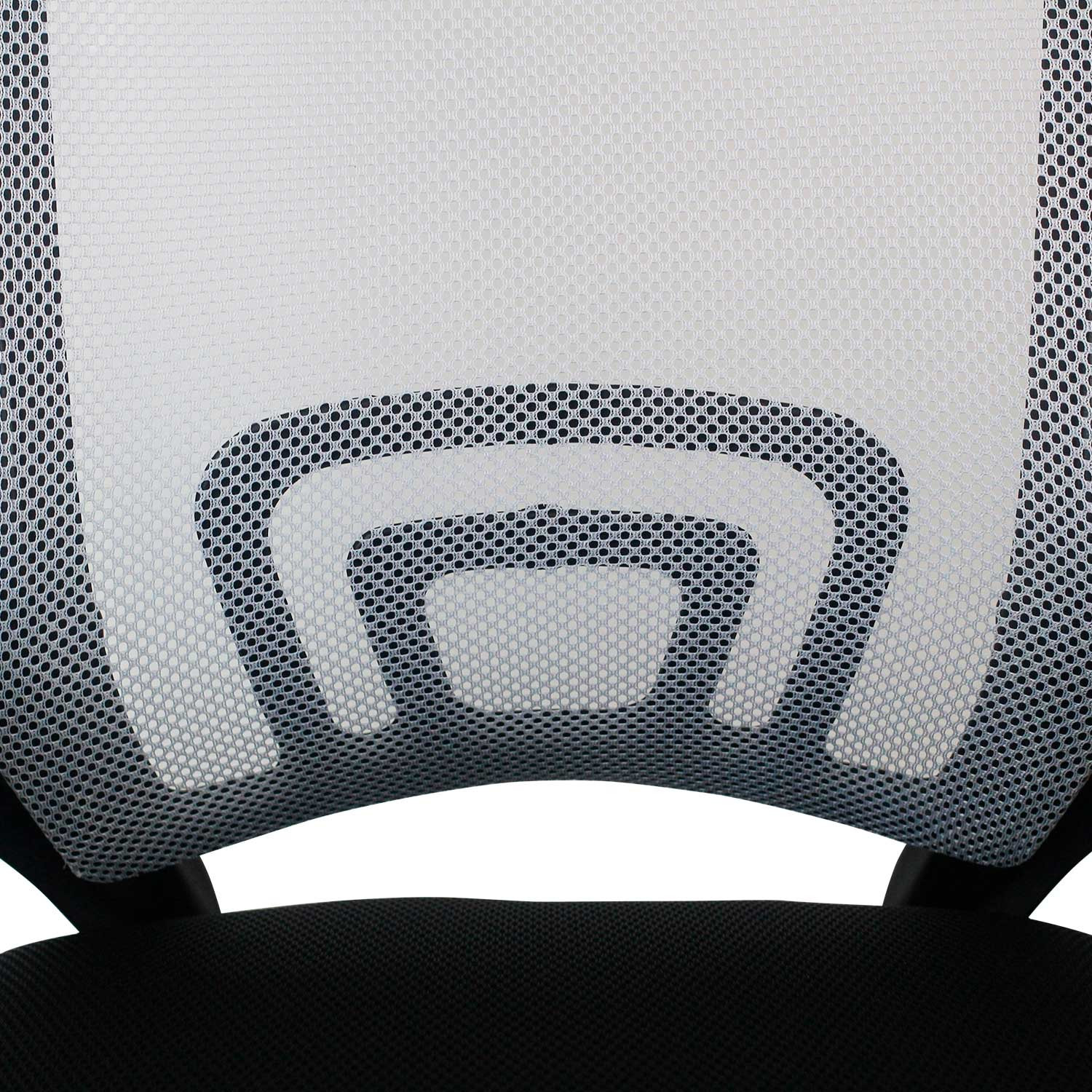 Primer plano del respaldo de una silla de oficina de malla blanca con detalles negros.