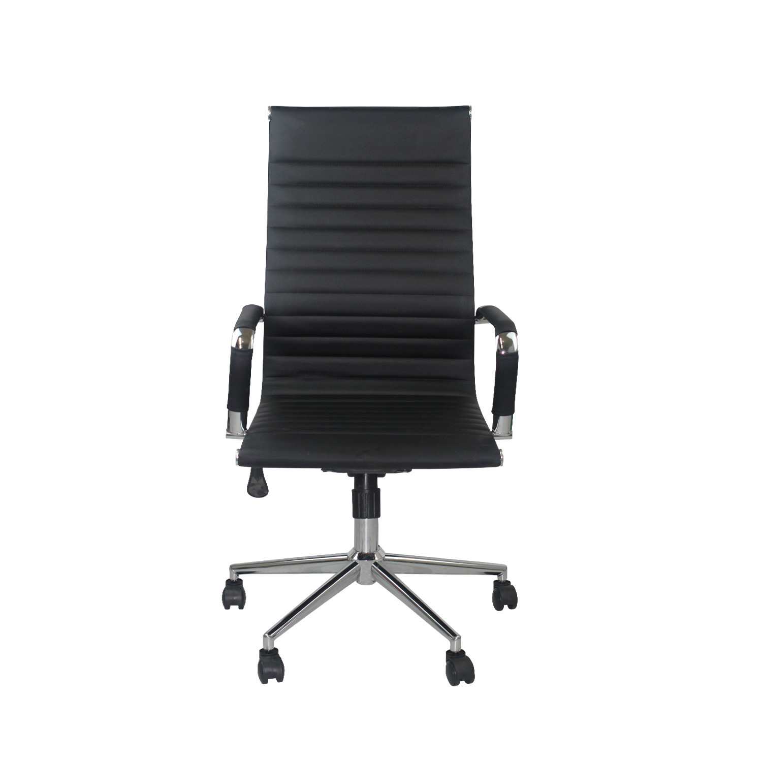 Silla de oficina negra con respaldo alto y patas cromadas, sobre fondo blanco.