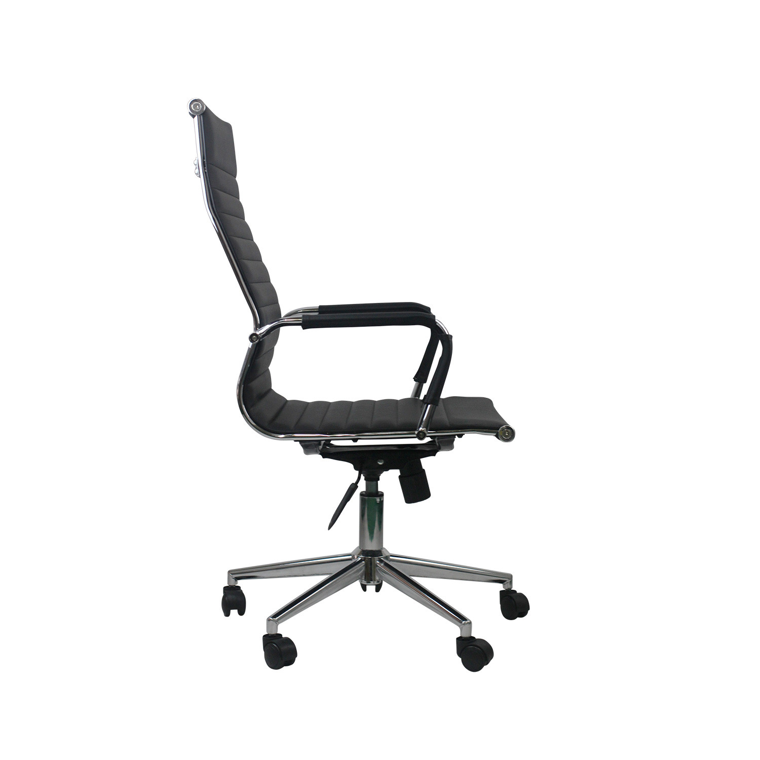 Silla de oficina negra con respaldo alto. Tiene reposabrazos y ruedas. Fondo blanco.