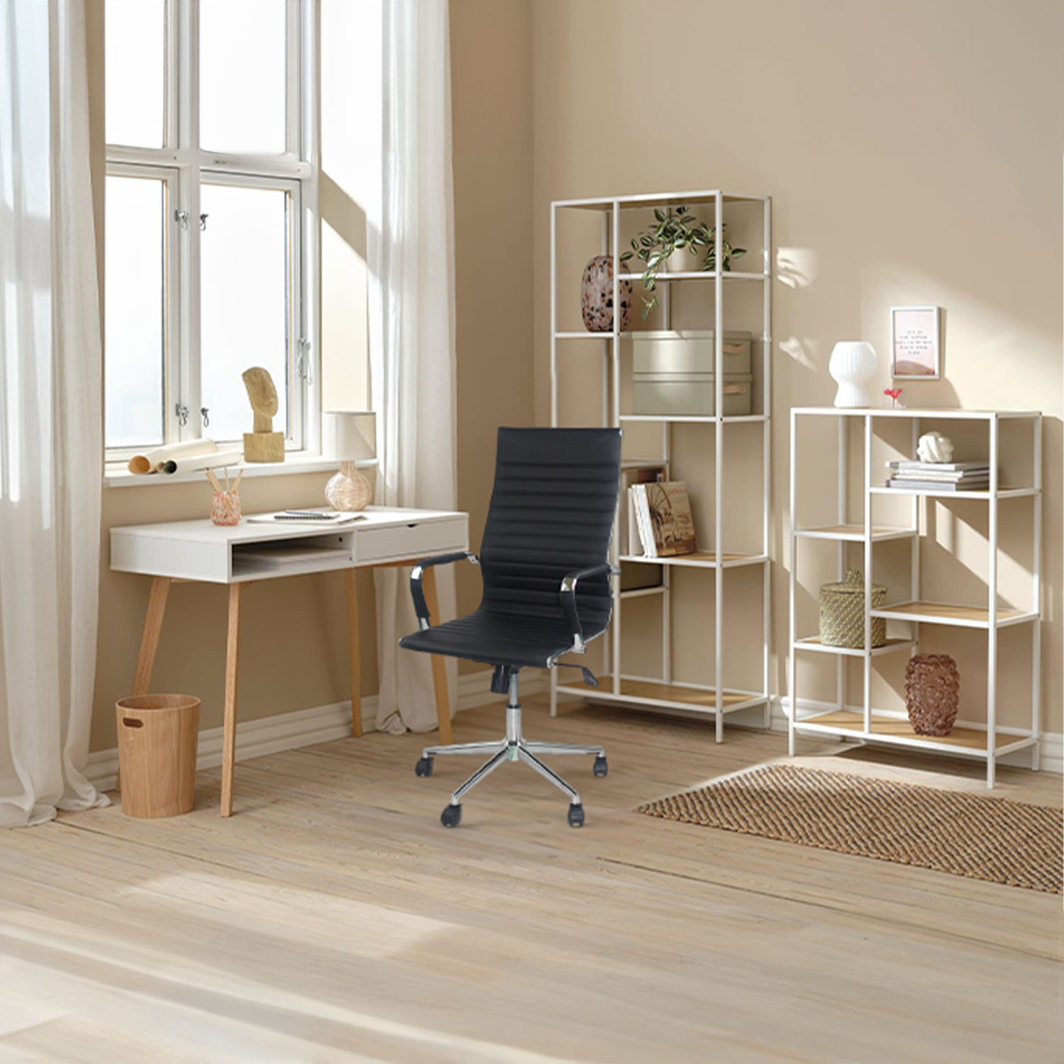 Una oficina en casa bien iluminada con escritorio, silla y estanterías.